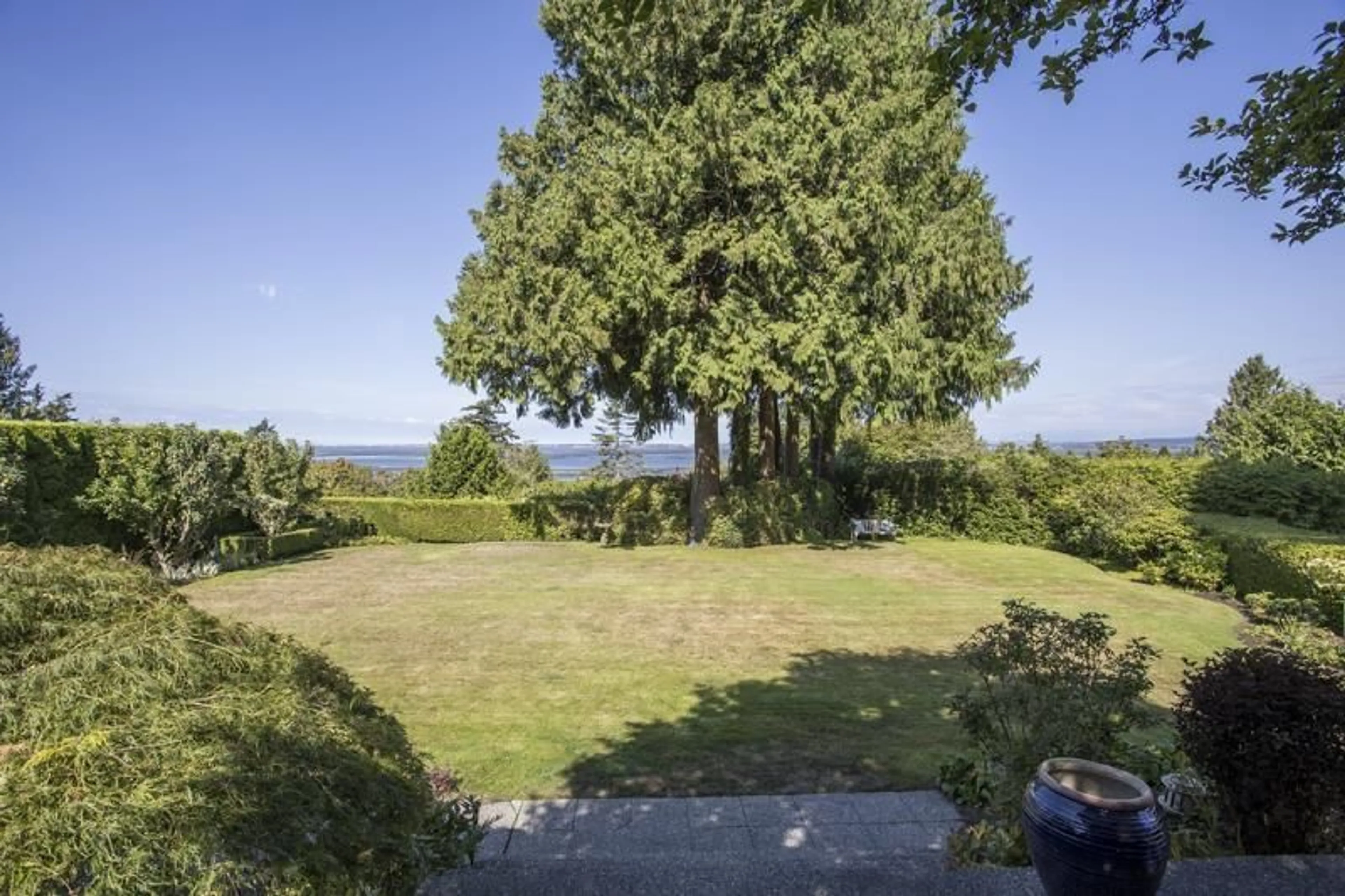 A pic from outside/outdoor area/front of a property/back of a property/a pic from drone, water/lake/river/ocean view for 2547 CRESCENT DRIVE, Surrey British Columbia V4A3J9