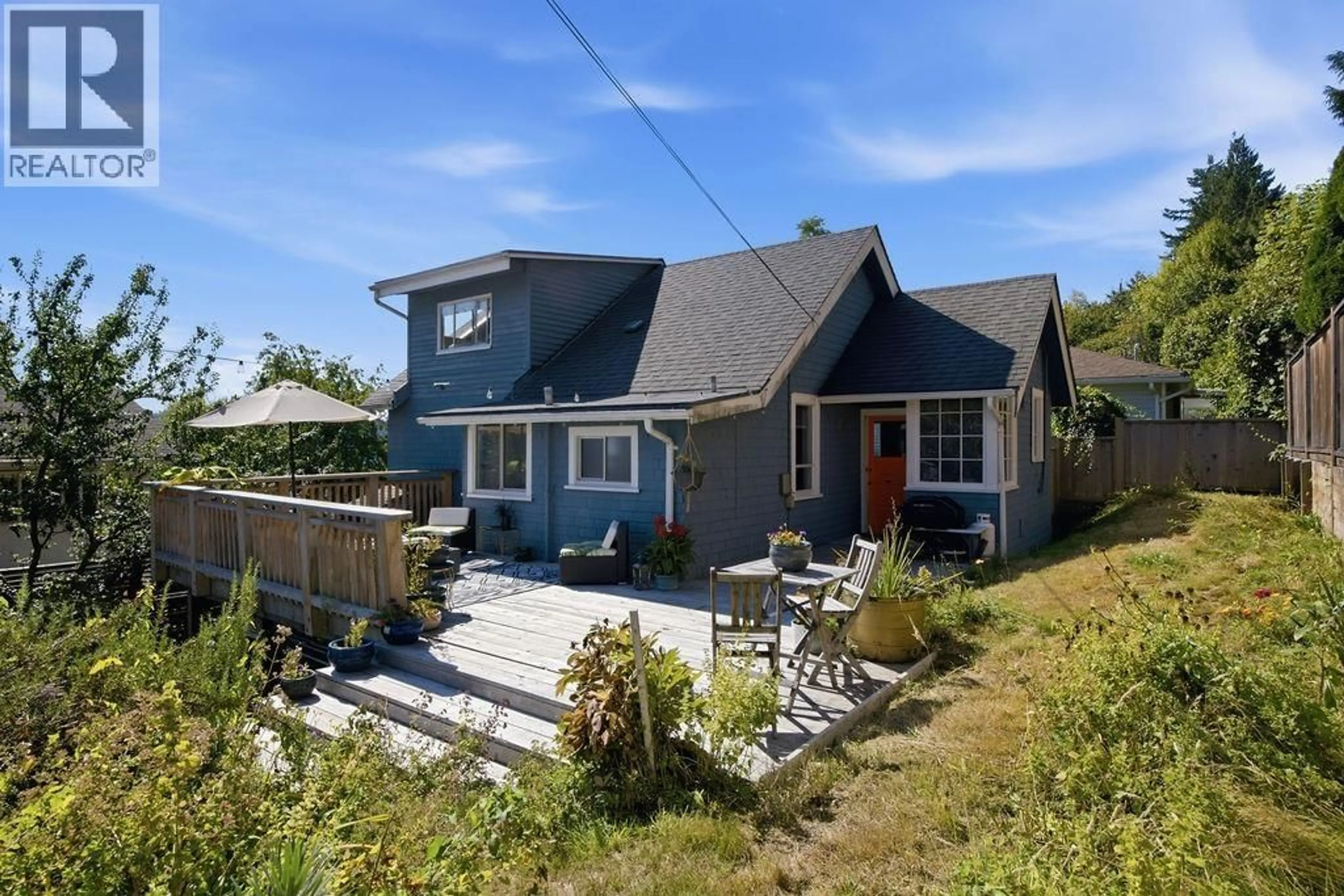 A pic from outside/outdoor area/front of a property/back of a property/a pic from drone, street for 633 BEACH AVENUE, Gibsons British Columbia V0N1V9