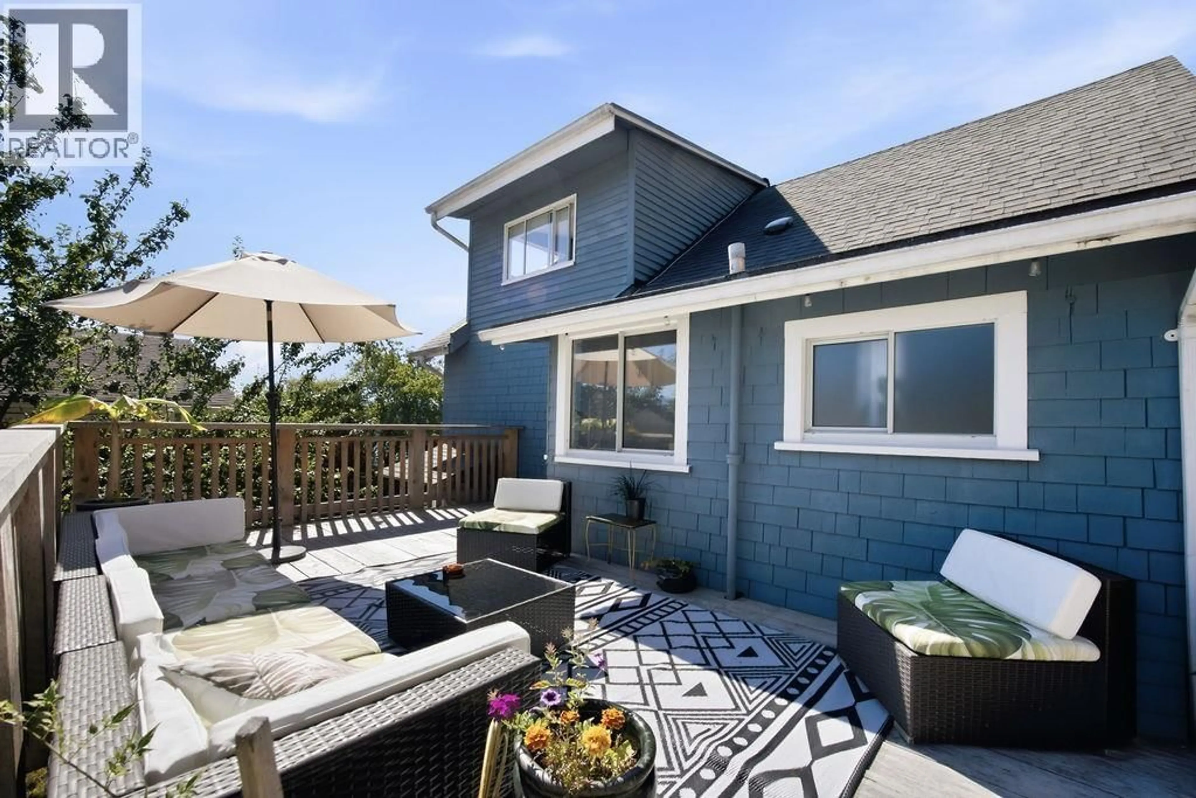 Patio, unknown for 633 BEACH AVENUE, Gibsons British Columbia V0N1V9