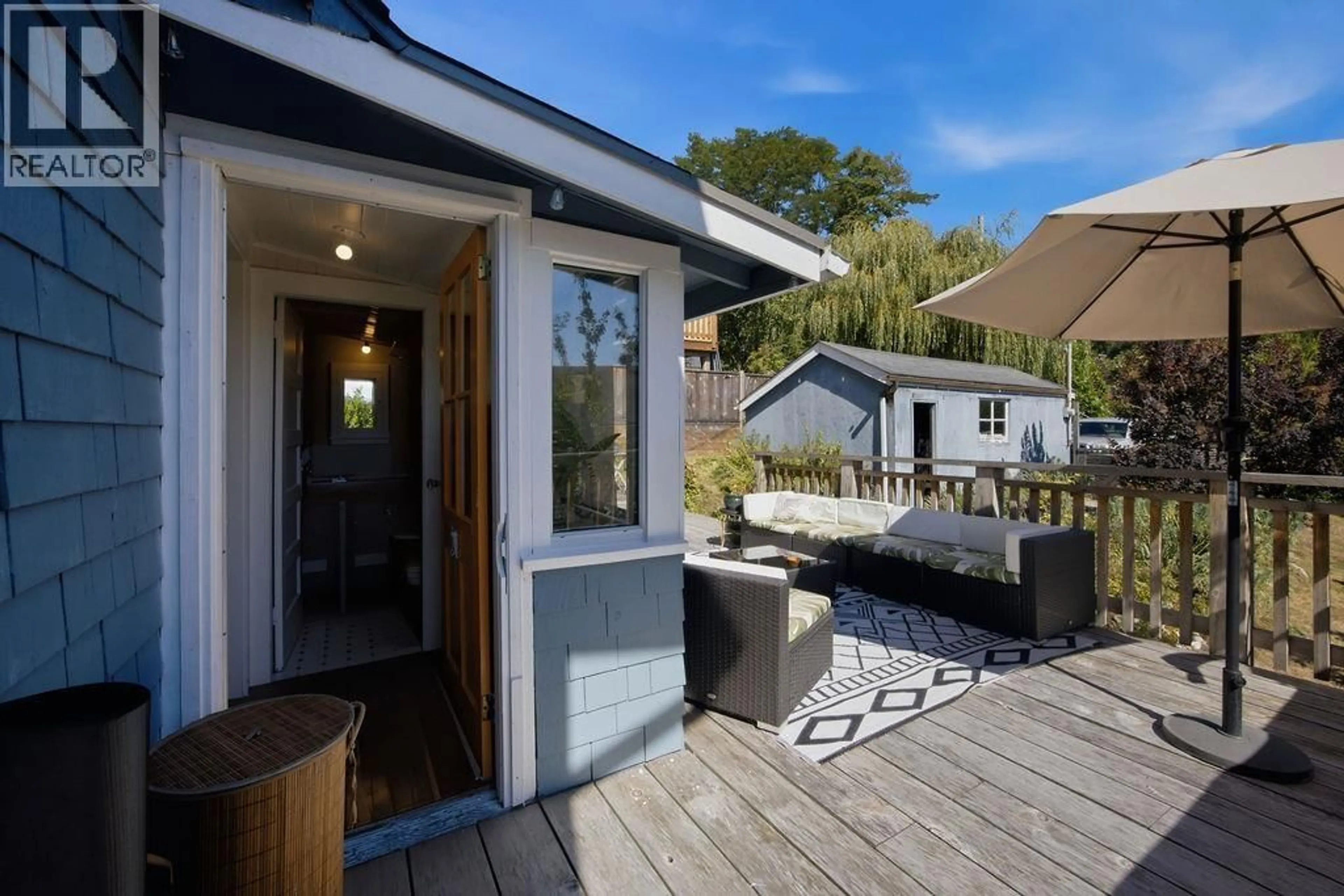 Patio, street for 633 BEACH AVENUE, Gibsons British Columbia V0N1V9