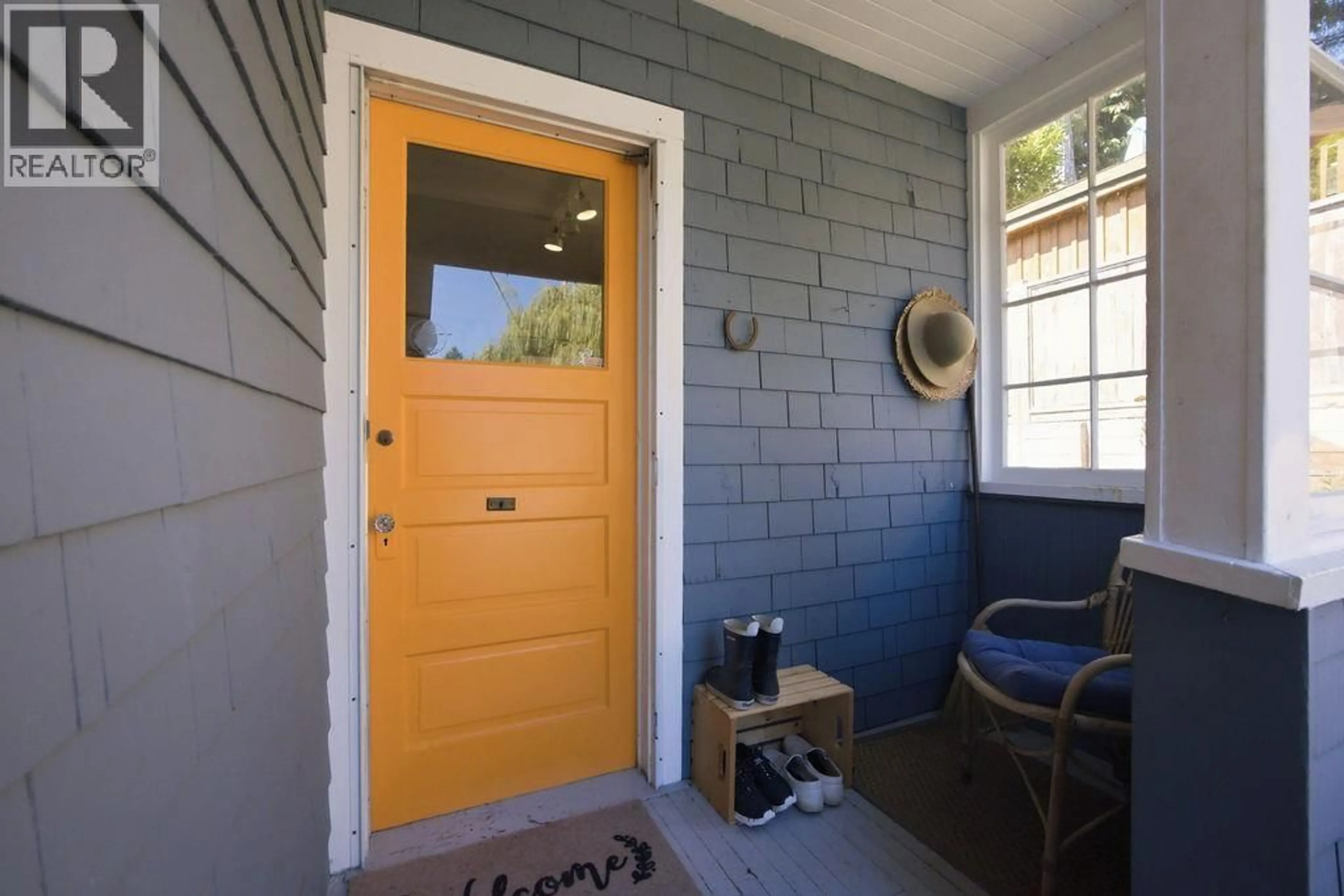 Indoor entryway for 633 BEACH AVENUE, Gibsons British Columbia V0N1V9