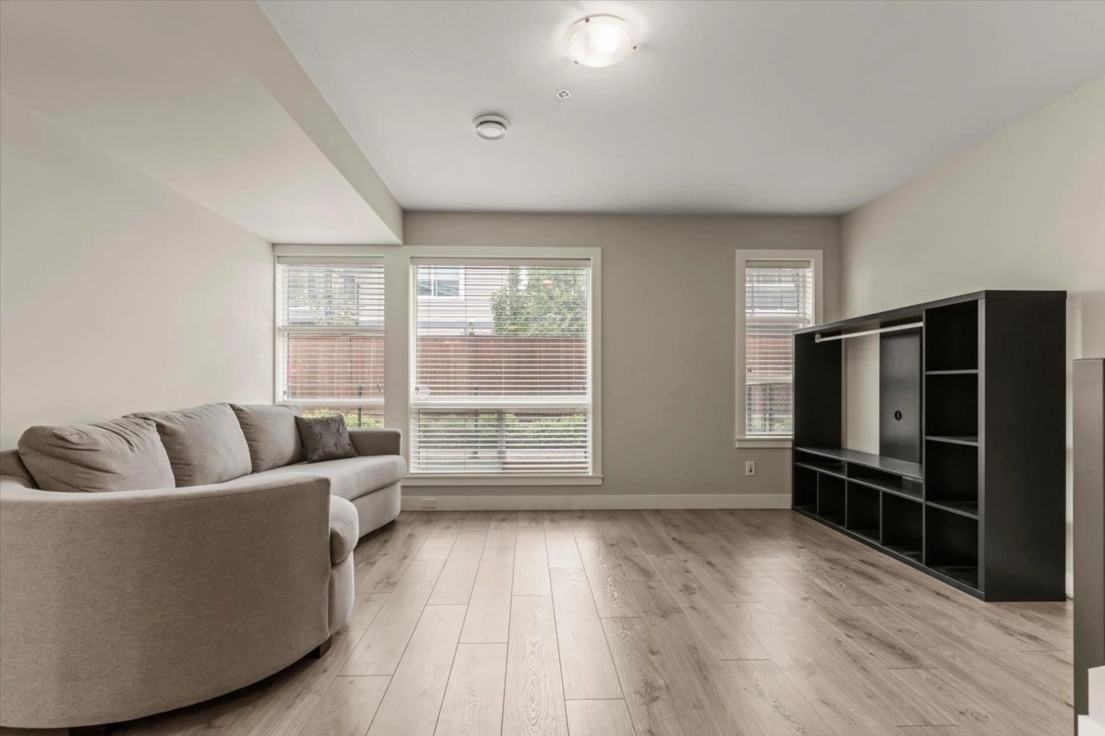 Living room with furniture, wood/laminate floor for 86 - 8413 MIDTOWN WAY, Chilliwack British Columbia V2P0G7