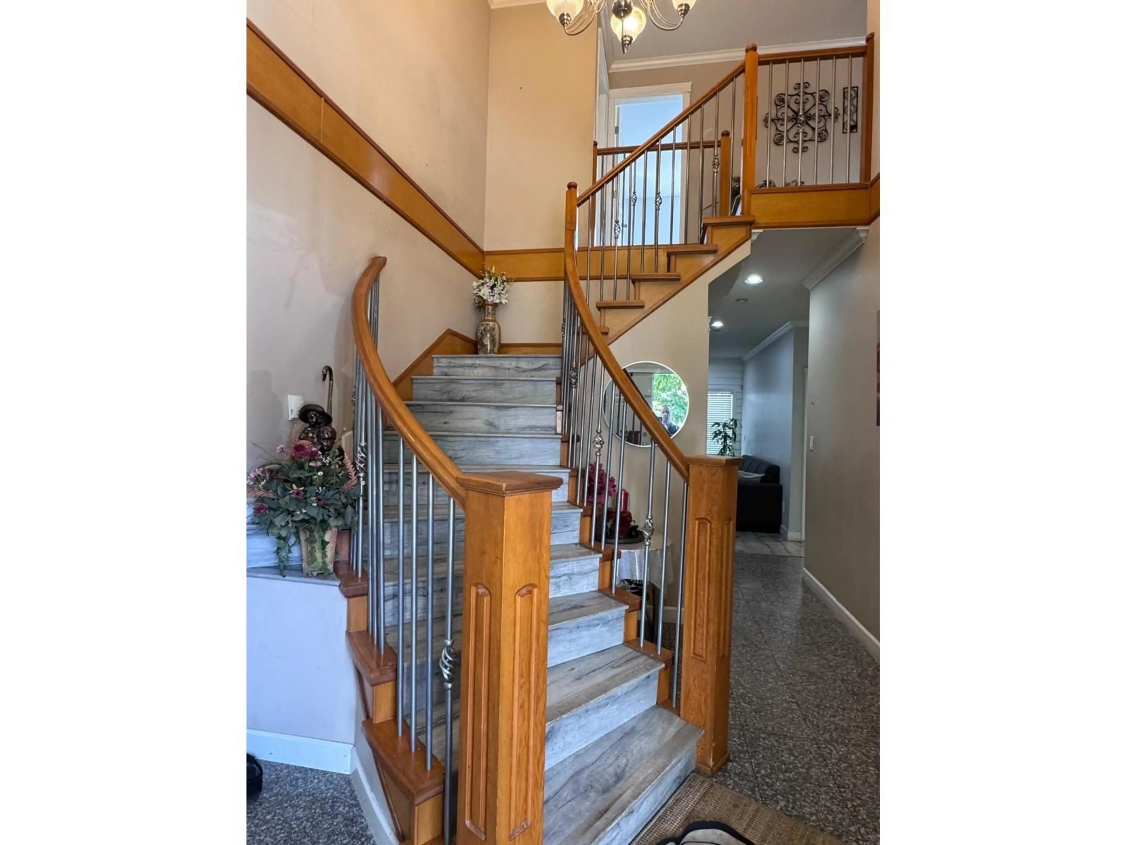 Indoor foyer for 14616 67A AVENUE, Surrey British Columbia V3S0Z4