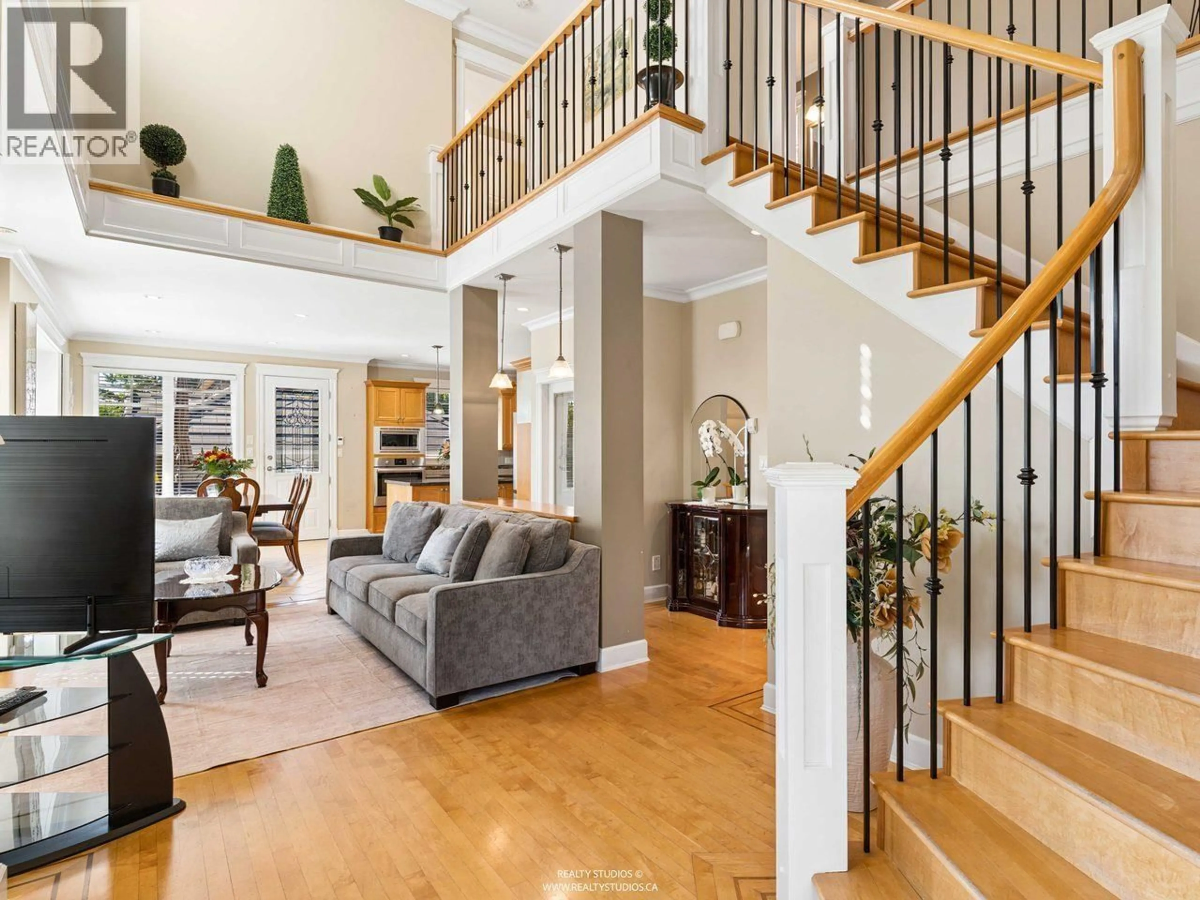 Indoor entryway for 255 CARLETON AVENUE, Burnaby British Columbia V5C6S9