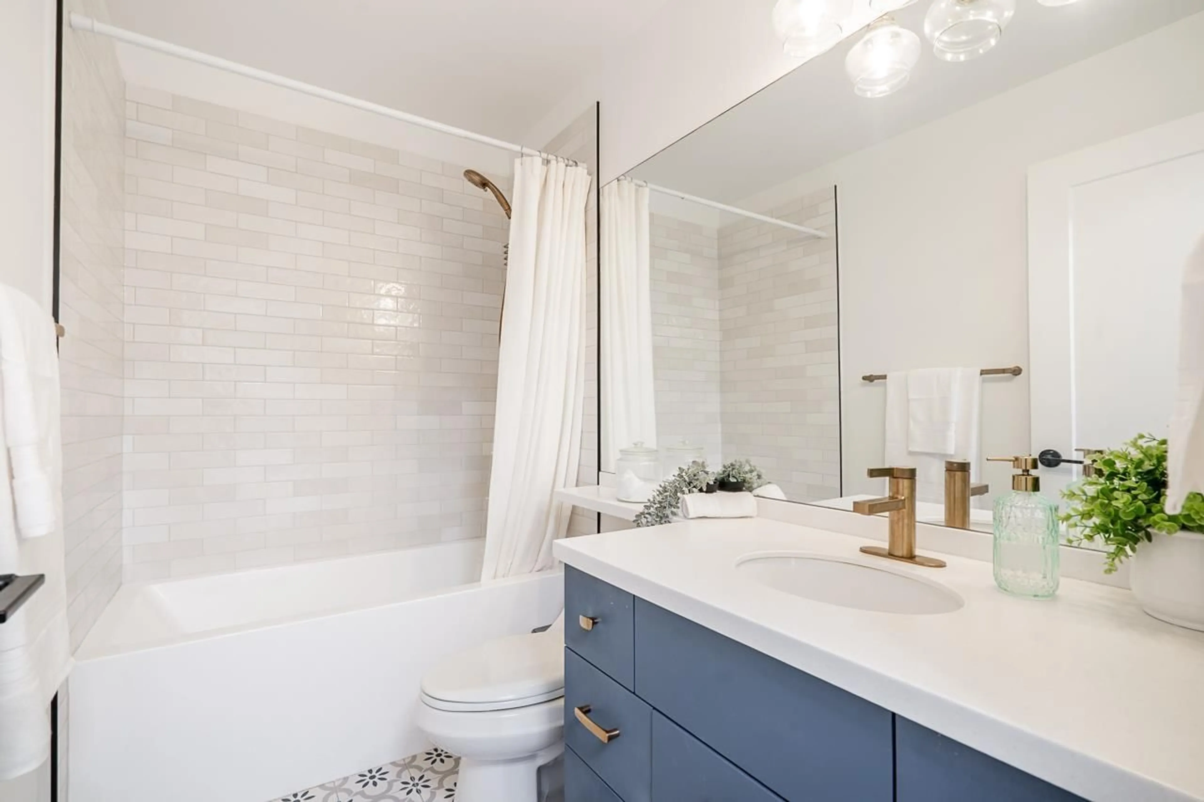 Contemporary bathroom, ceramic/tile floor for 63 - 18883 65 AVENUE, Surrey British Columbia V3S8Y2