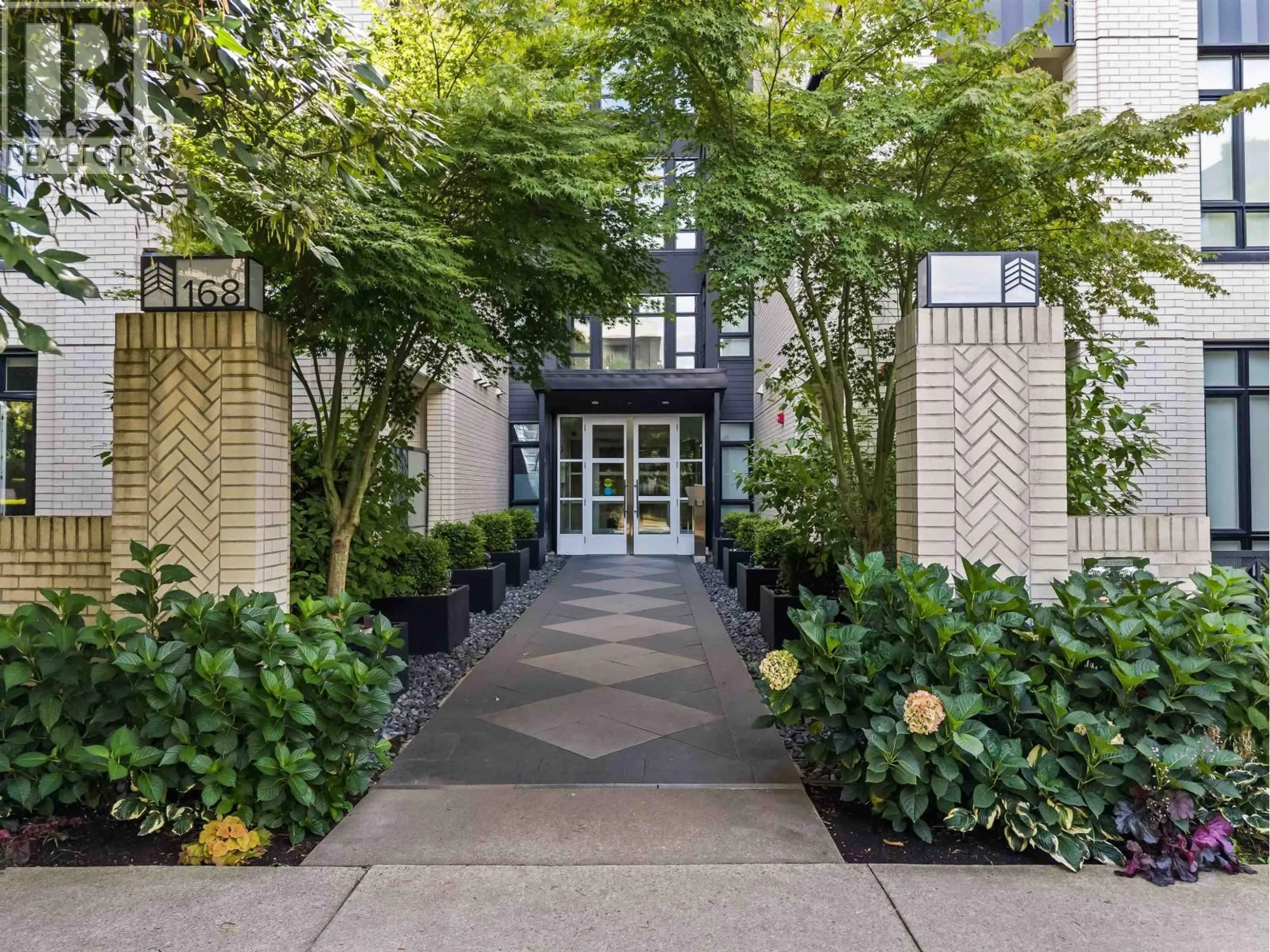 Indoor foyer for 305 - 168 35TH AVENUE, Vancouver British Columbia V5W1A6