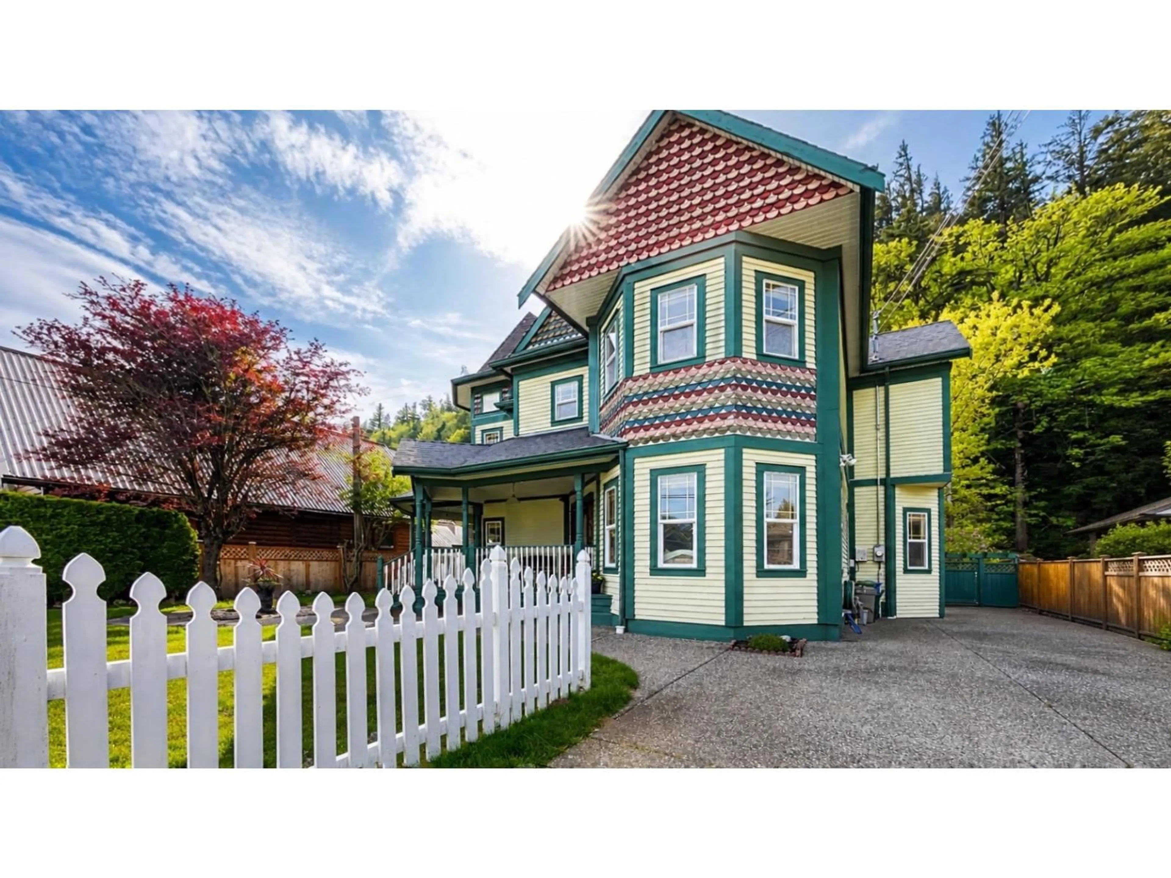Home with vinyl exterior material, street for 864 HOT SPRINGS ROAD, Harrison Hot Springs British Columbia V0M1K0