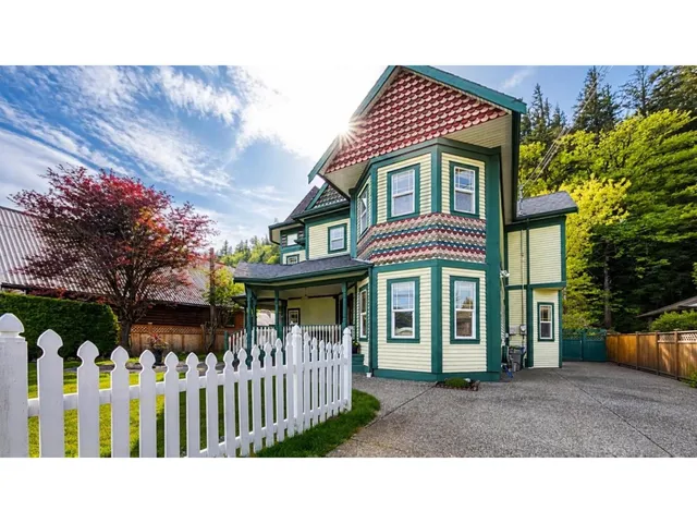 864 HOT SPRINGS ROAD, Harrison Hot Springs 4