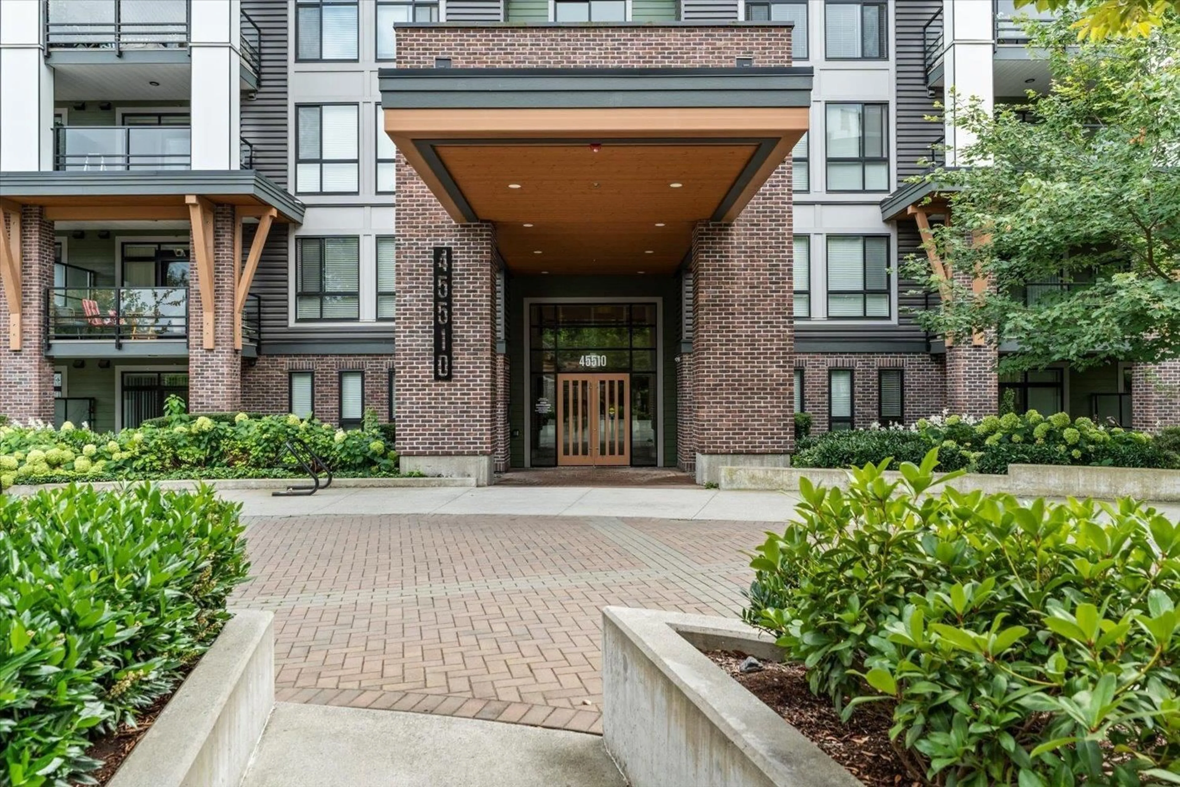 Indoor foyer for 409 - 45510 MARKET WAY, Chilliwack British Columbia V2R6E1