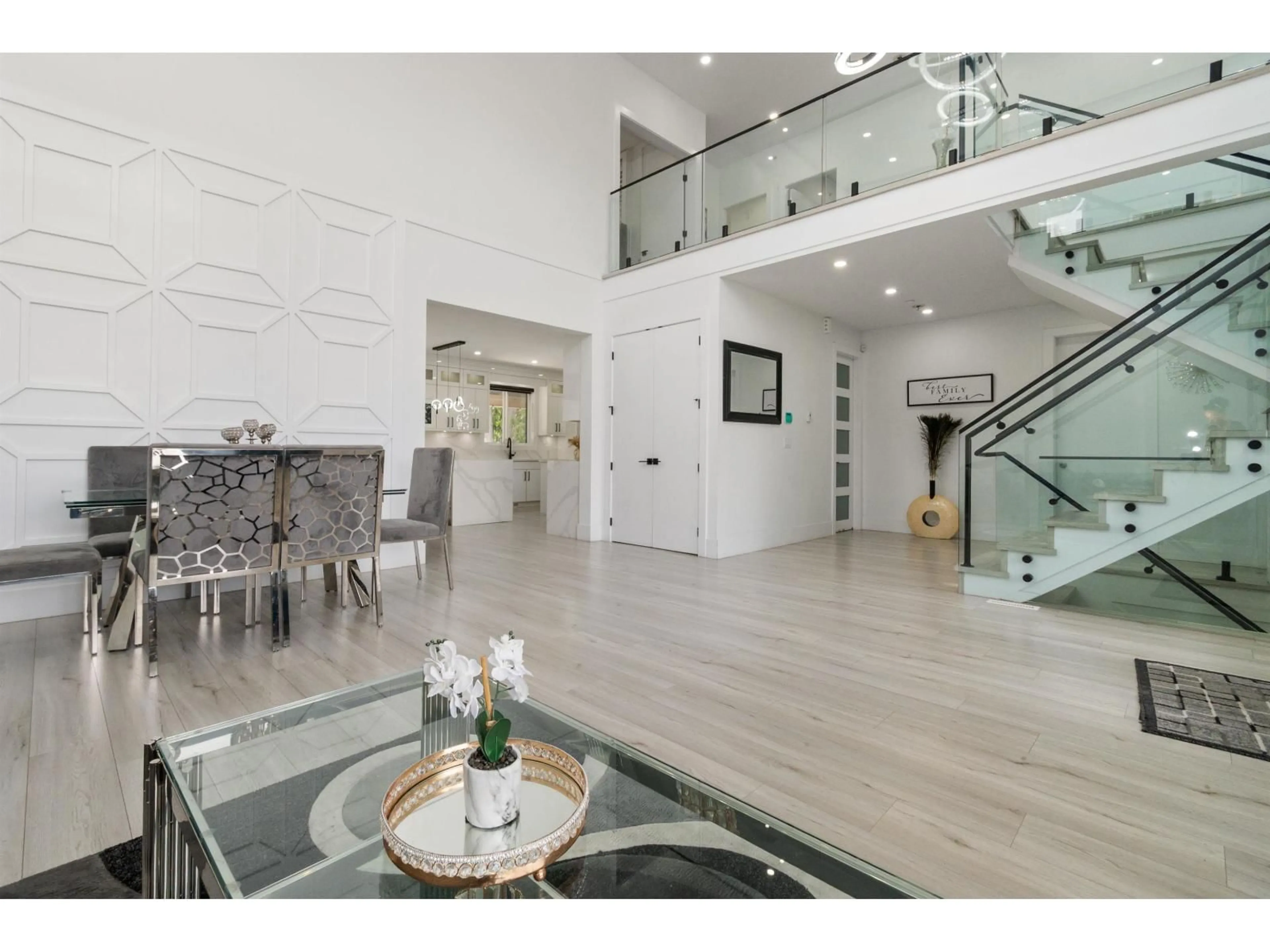 Indoor foyer for 10103 ROYALWOOD BOULEVARD, Rosedale British Columbia V0X1X1