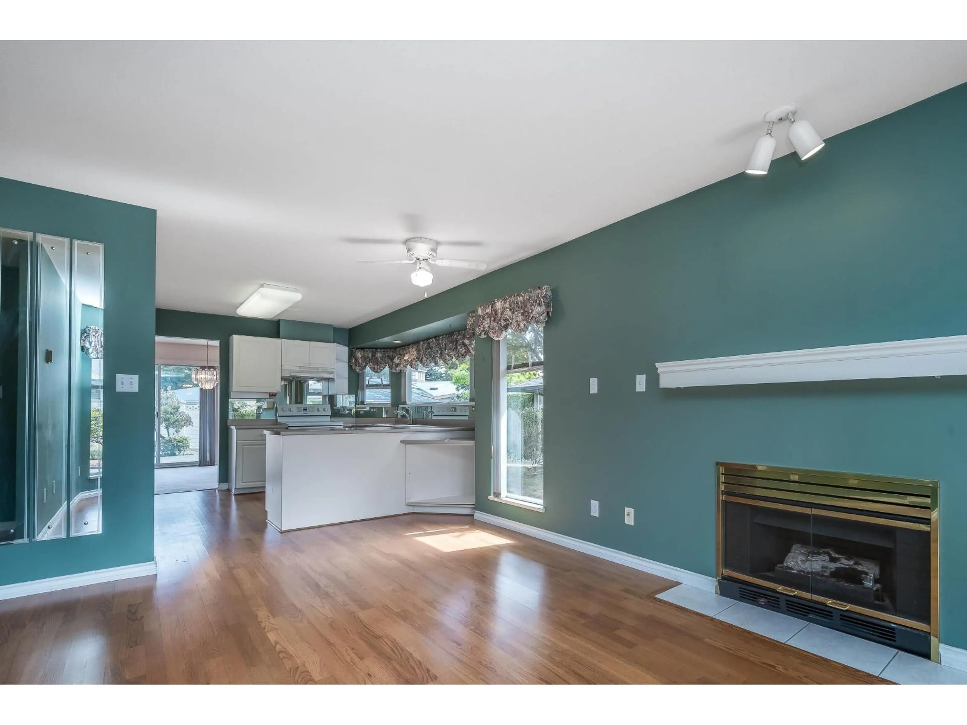 Open concept kitchen, wood/laminate floor for 165 - 16080 82 AVENUE, Surrey British Columbia V4N0N6