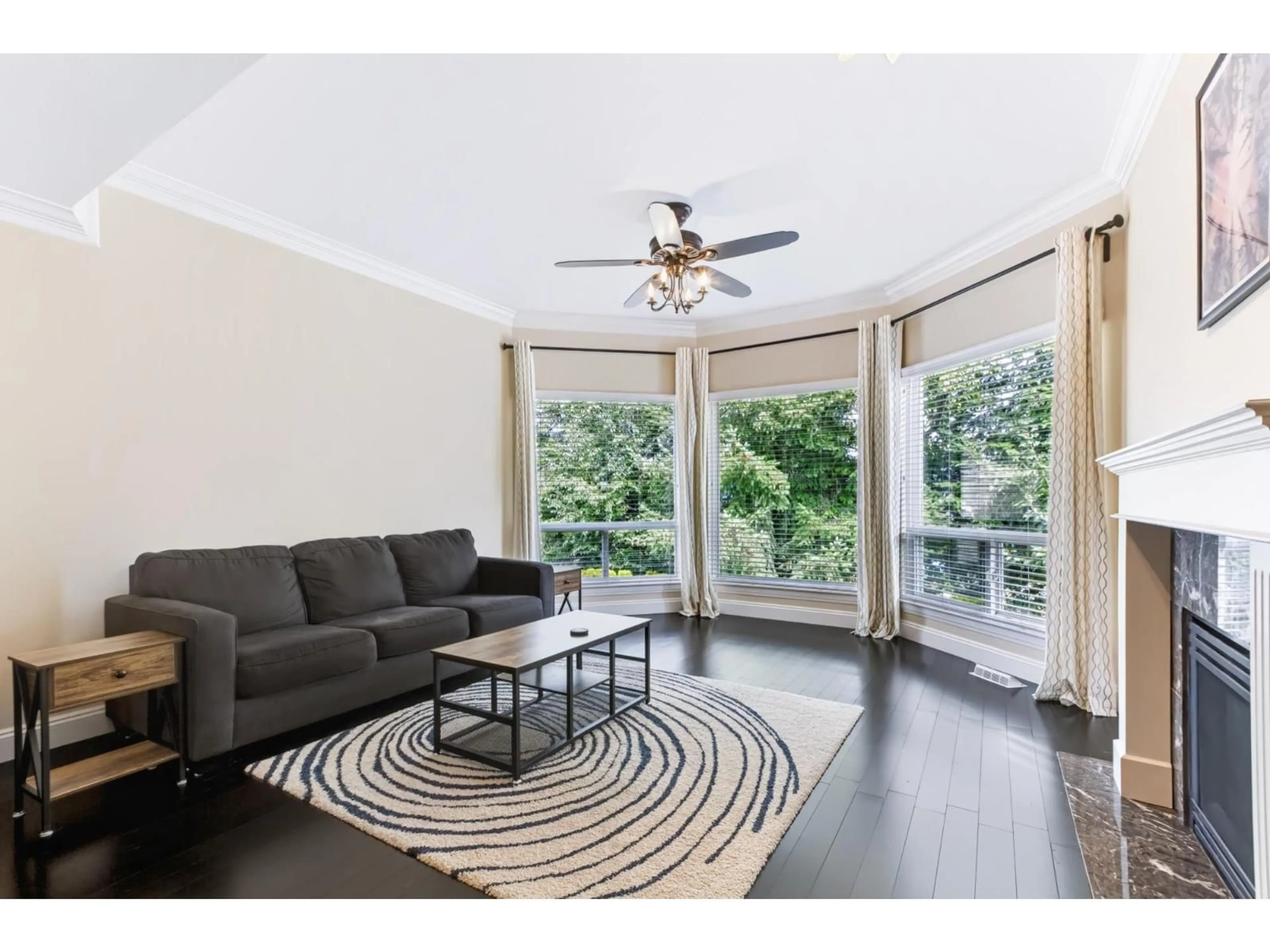Living room with furniture, wood/laminate floor for 28 - 32777 CHILCOTIN DRIVE, Abbotsford British Columbia V2T5W4