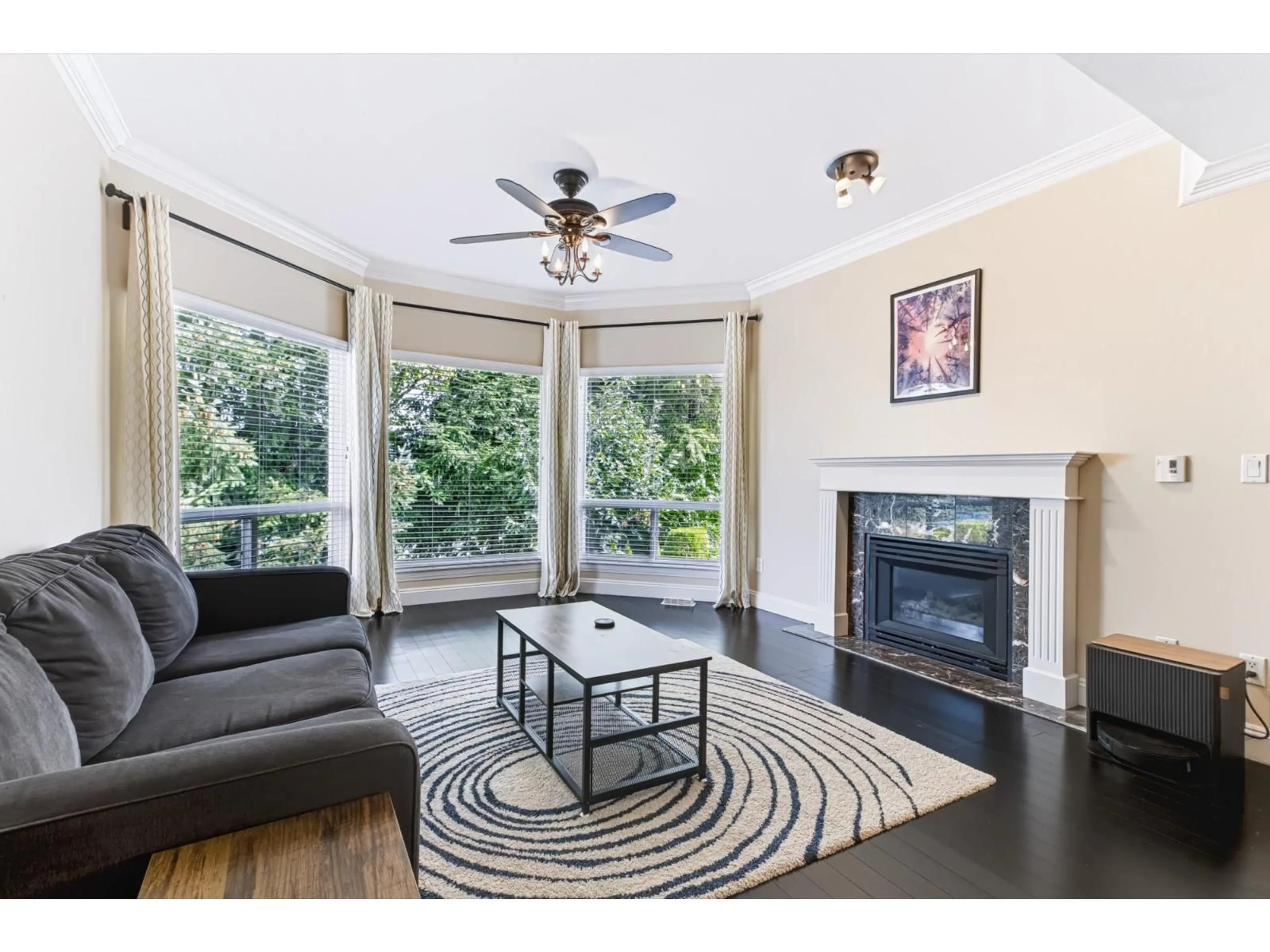 Living room with furniture, wood/laminate floor for 28 - 32777 CHILCOTIN DRIVE, Abbotsford British Columbia V2T5W4