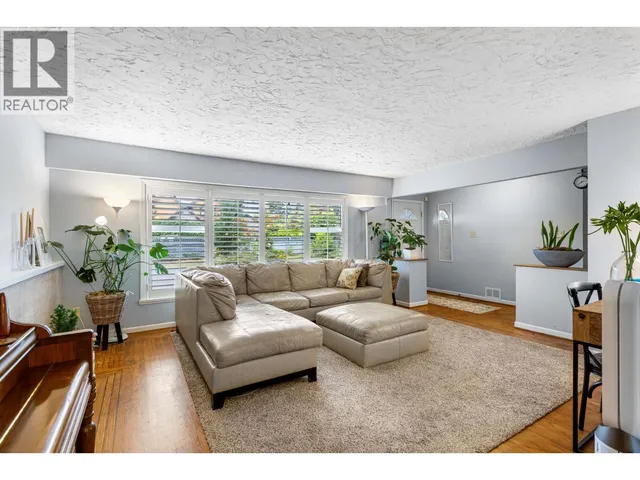 3020 THORNCLIFFE DRIVE, North Vancouver 2
