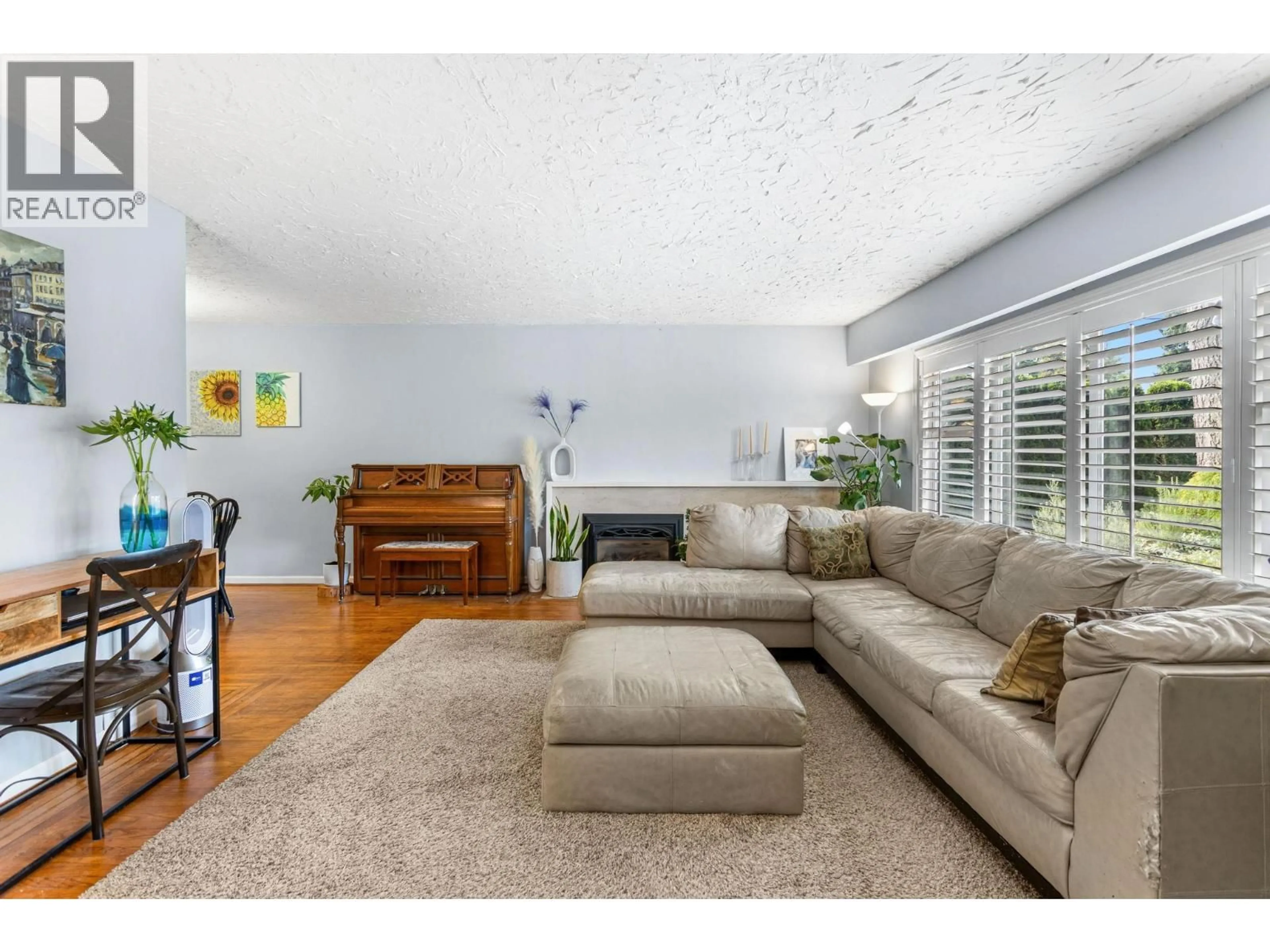 Living room with furniture, unknown for 3020 THORNCLIFFE DRIVE, North Vancouver British Columbia V7R2T1