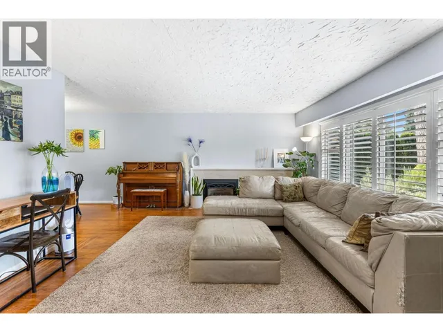 3020 THORNCLIFFE DRIVE, North Vancouver 4