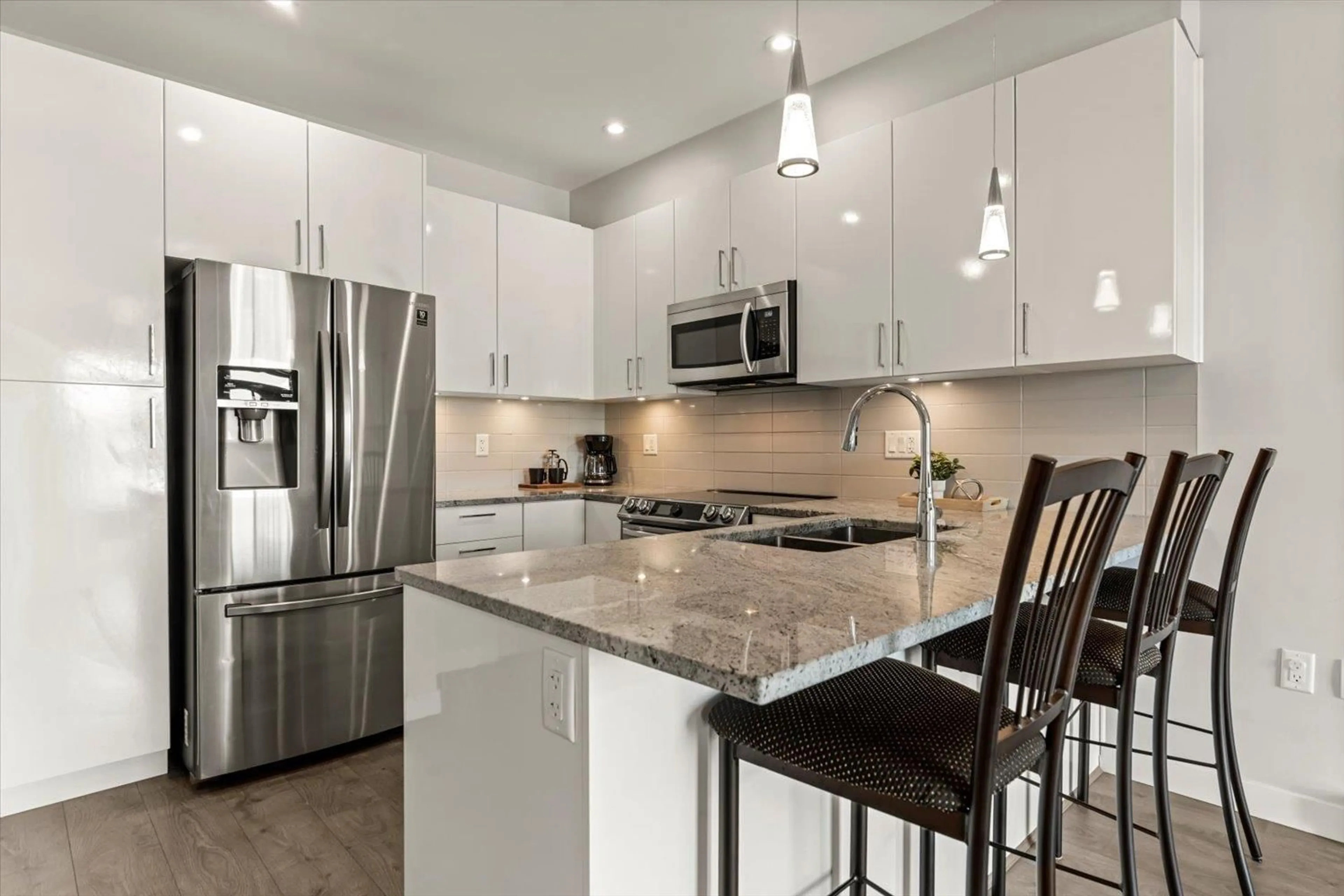 Open concept kitchen, ceramic/tile floor for 501 - 45562 AIRPORT ROAD, Chilliwack British Columbia V2P0J8