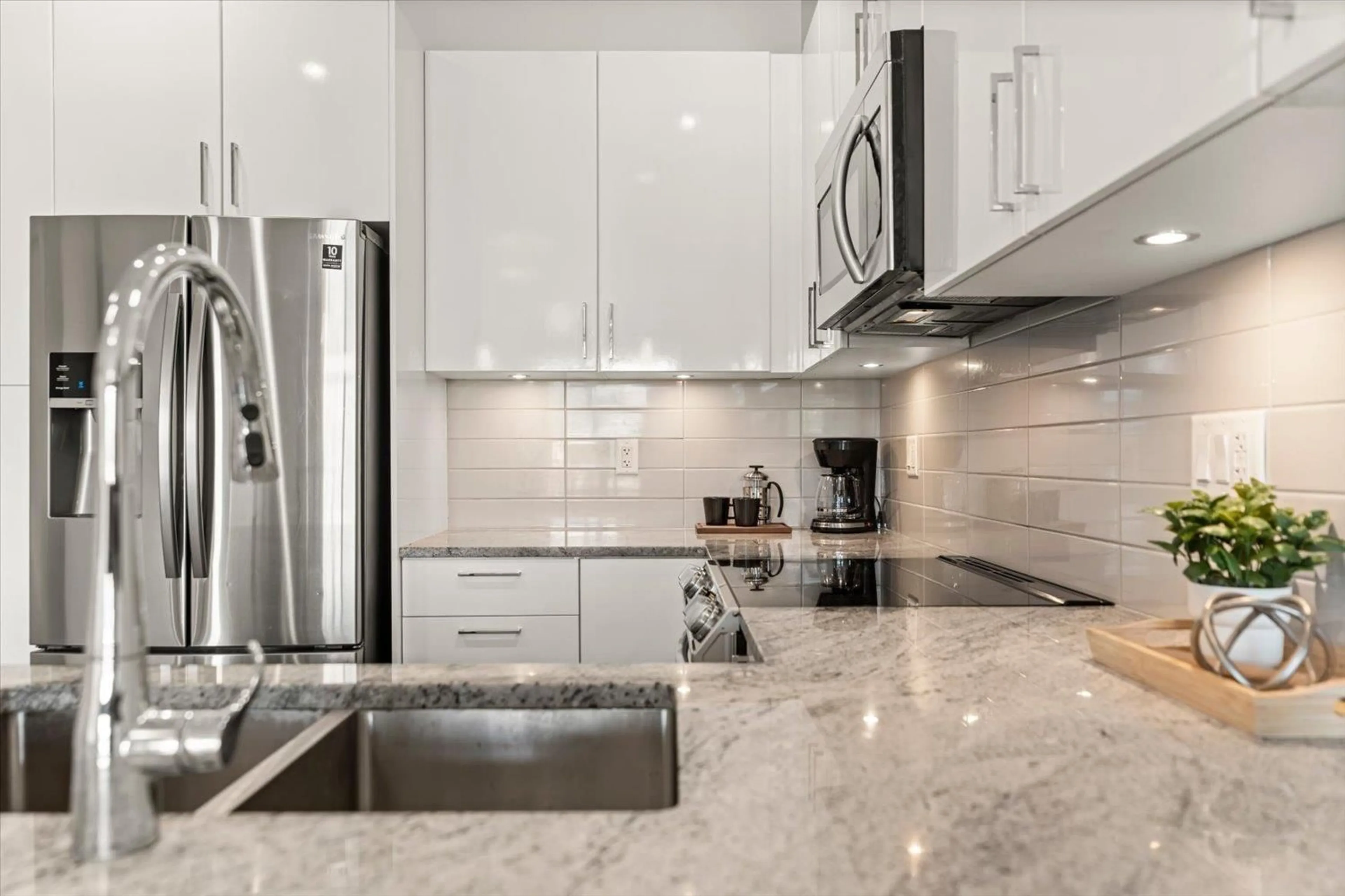 Contemporary kitchen, ceramic/tile floor for 501 - 45562 AIRPORT ROAD, Chilliwack British Columbia V2P0J8