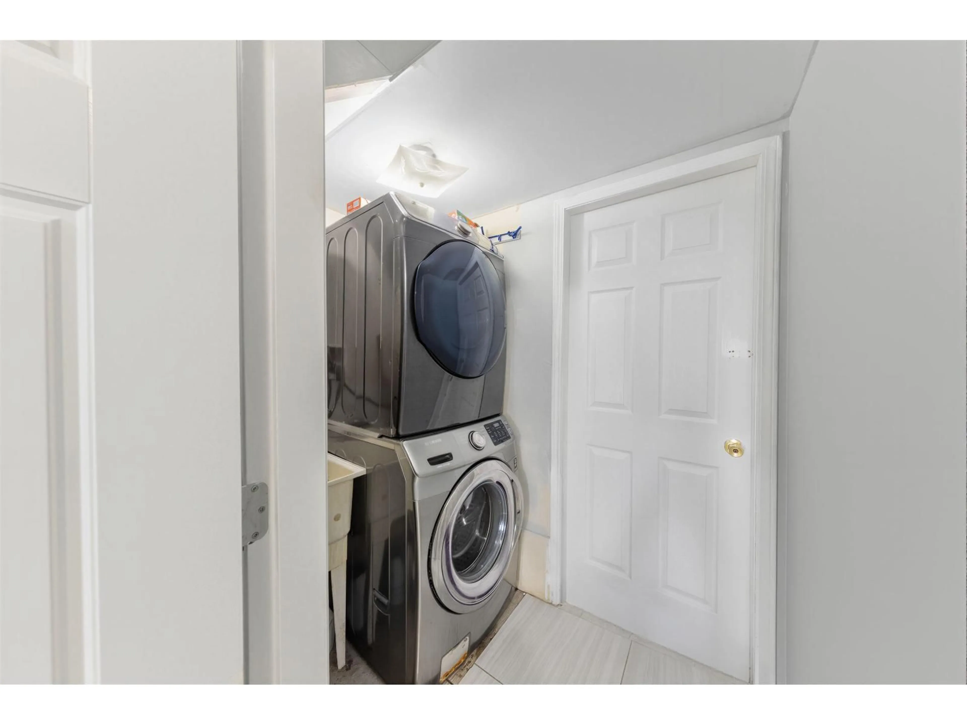 Laundry room for 13111 73A AVENUE, Surrey British Columbia V3W2R8