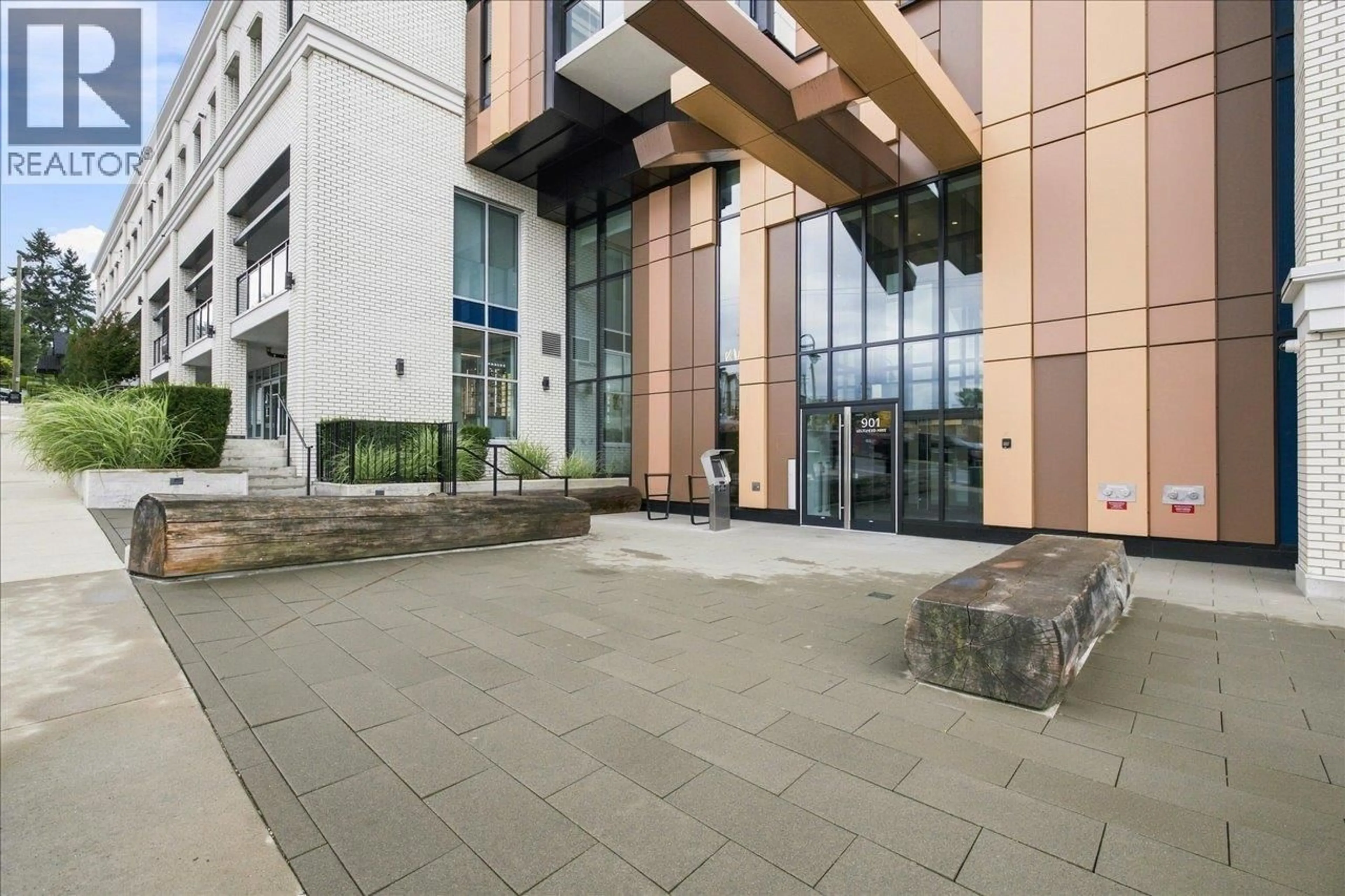 Patio, building for 1009 - 901 LOUGHEED HIGHWAY, Coquitlam British Columbia V3K3T3