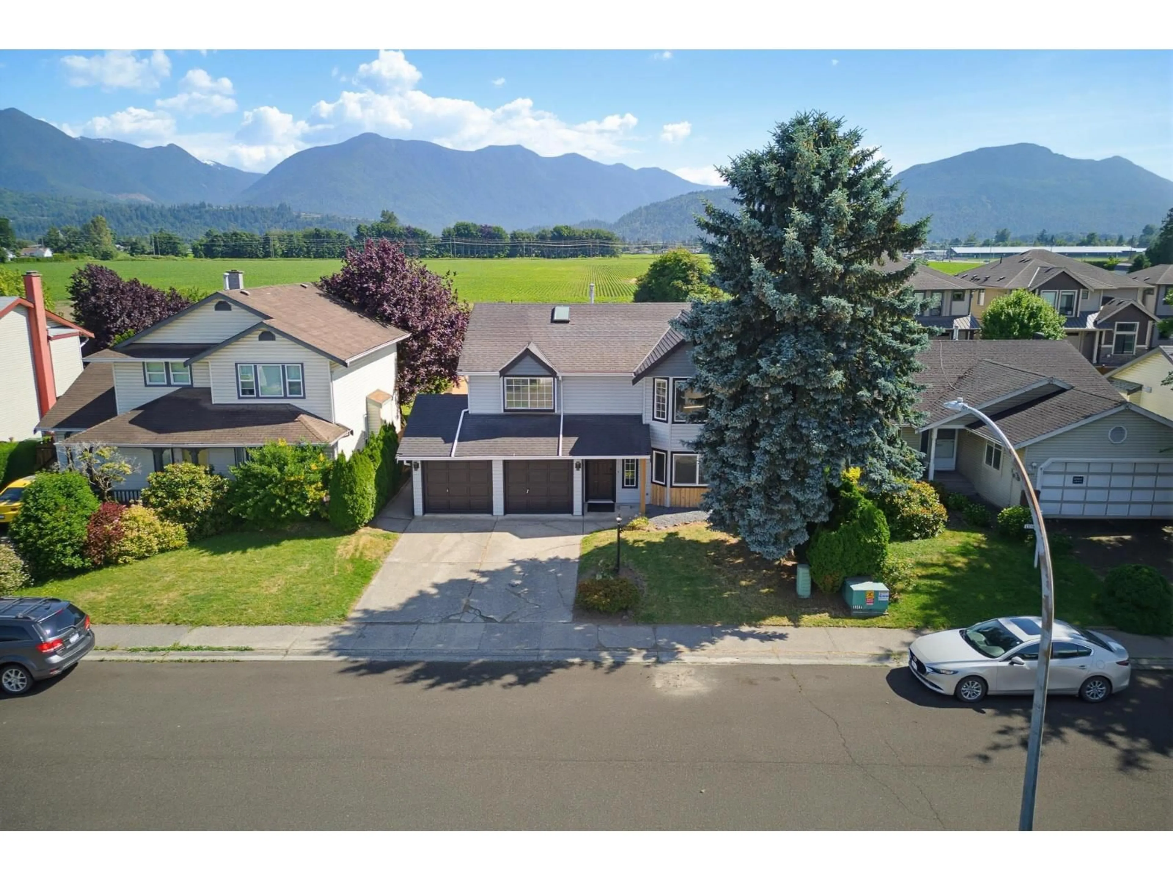 A pic from outside/outdoor area/front of a property/back of a property/a pic from drone, mountain view for 45170 BLUEJAY AVENUE, Sardis British Columbia V2R2V2