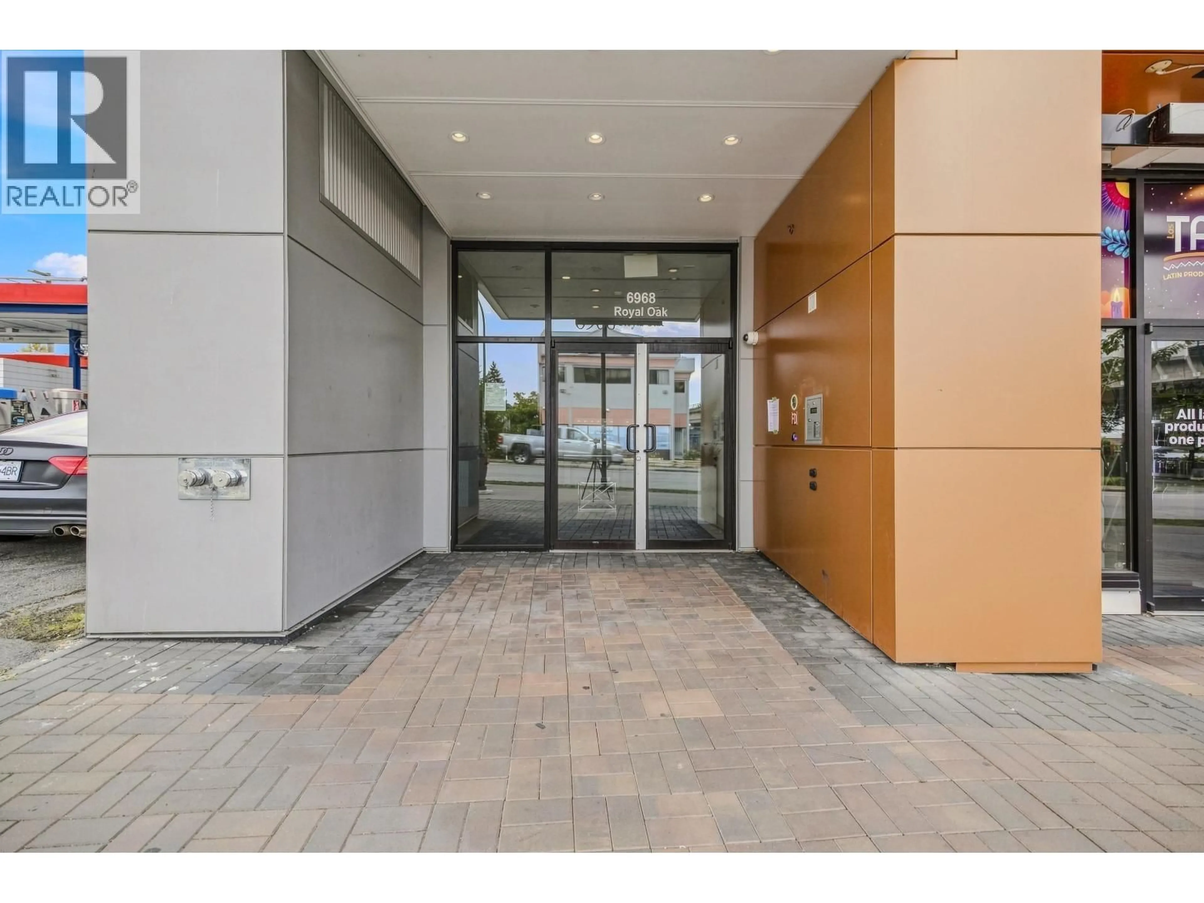 Indoor foyer for 211 - 6968 ROYAL OAK AVENUE, Burnaby British Columbia V5J4J3