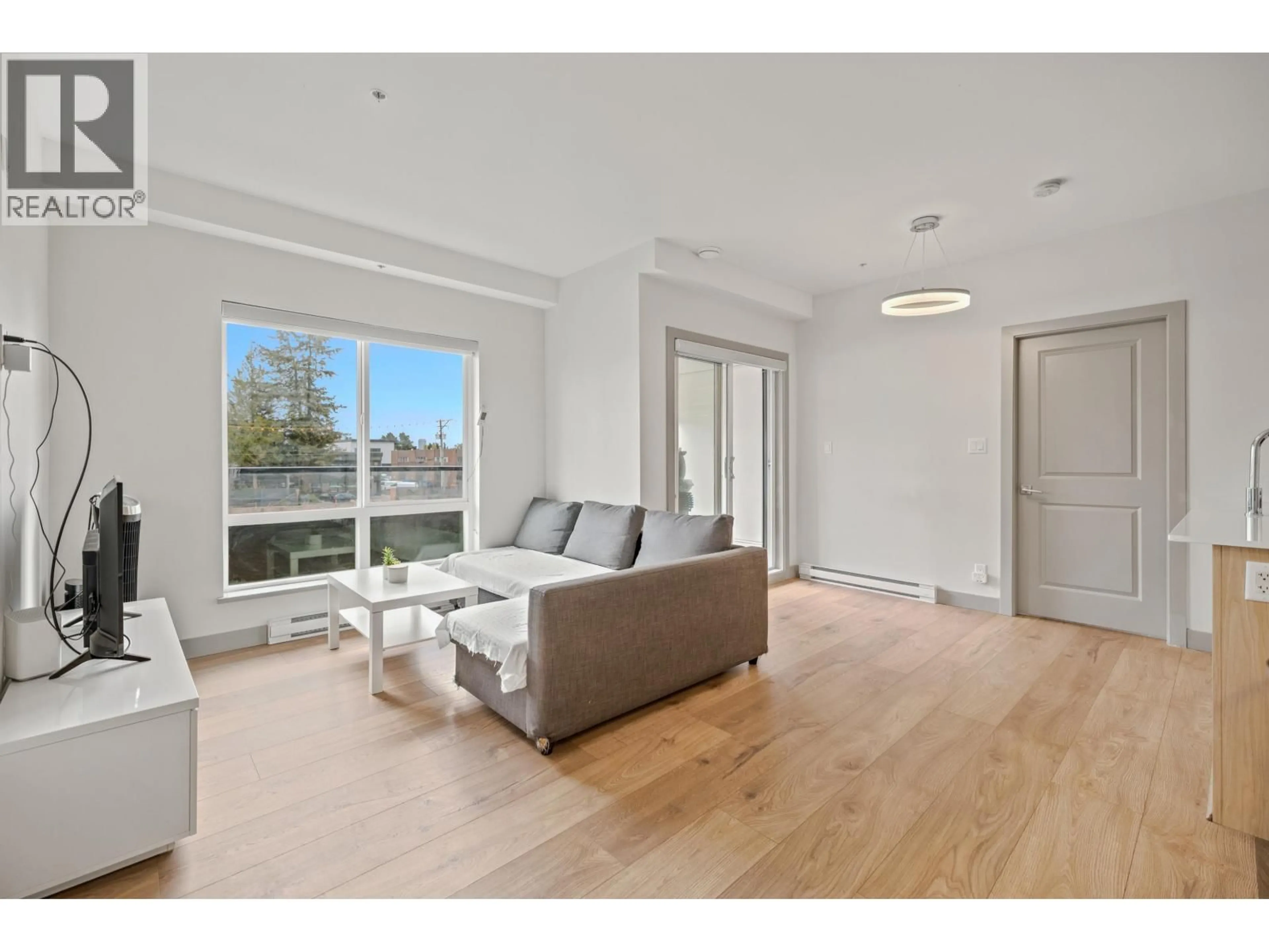 Living room with furniture, unknown for 211 - 6968 ROYAL OAK AVENUE, Burnaby British Columbia V5J4J3