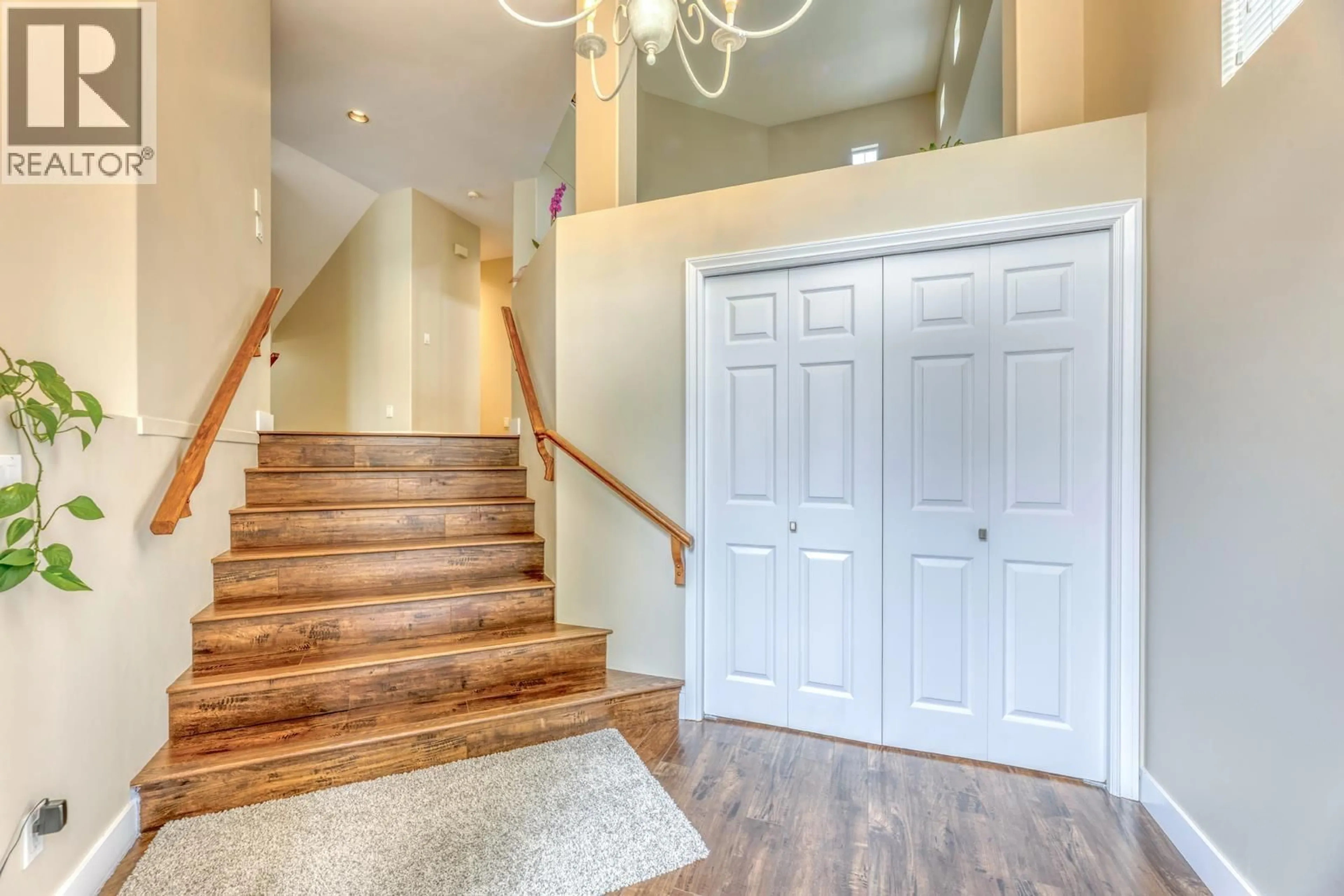 Indoor entryway for 2015 PARKWAY BOULEVARD, Coquitlam British Columbia V3E3J8