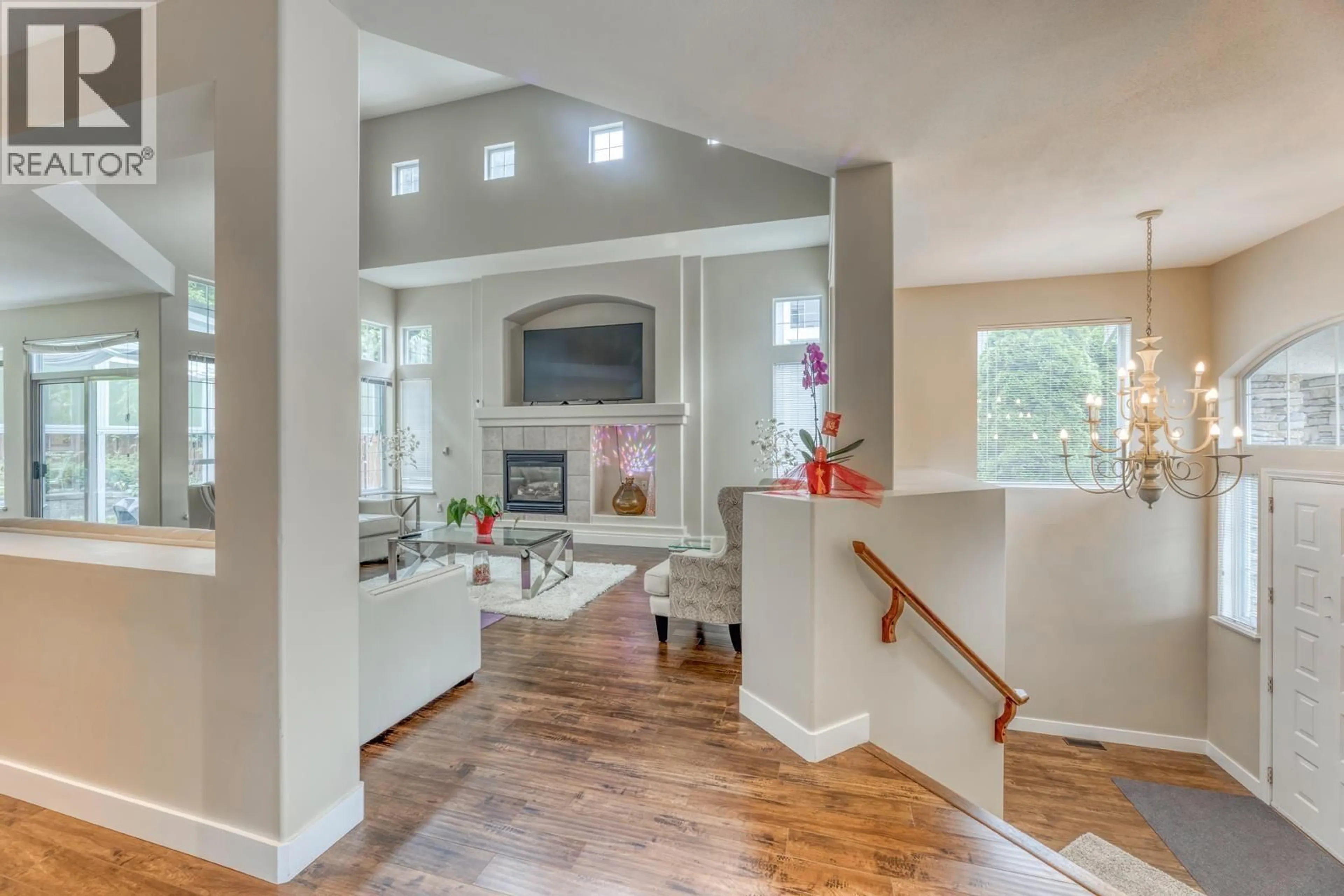 Indoor entryway for 2015 PARKWAY BOULEVARD, Coquitlam British Columbia V3E3J8