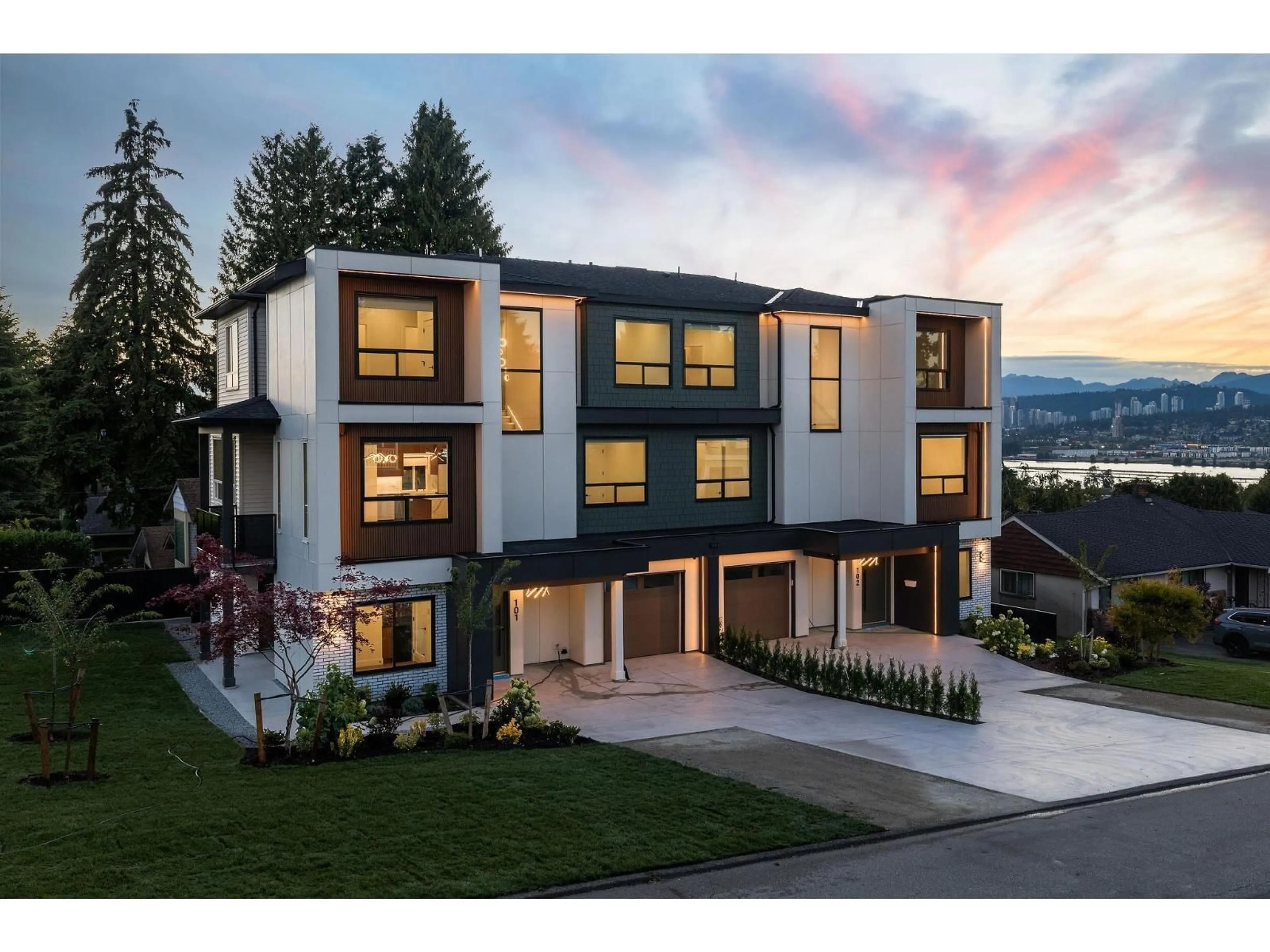 Home with vinyl exterior material, mountain view for 101 - 11313 137 STREET, Surrey British Columbia V3R2J2