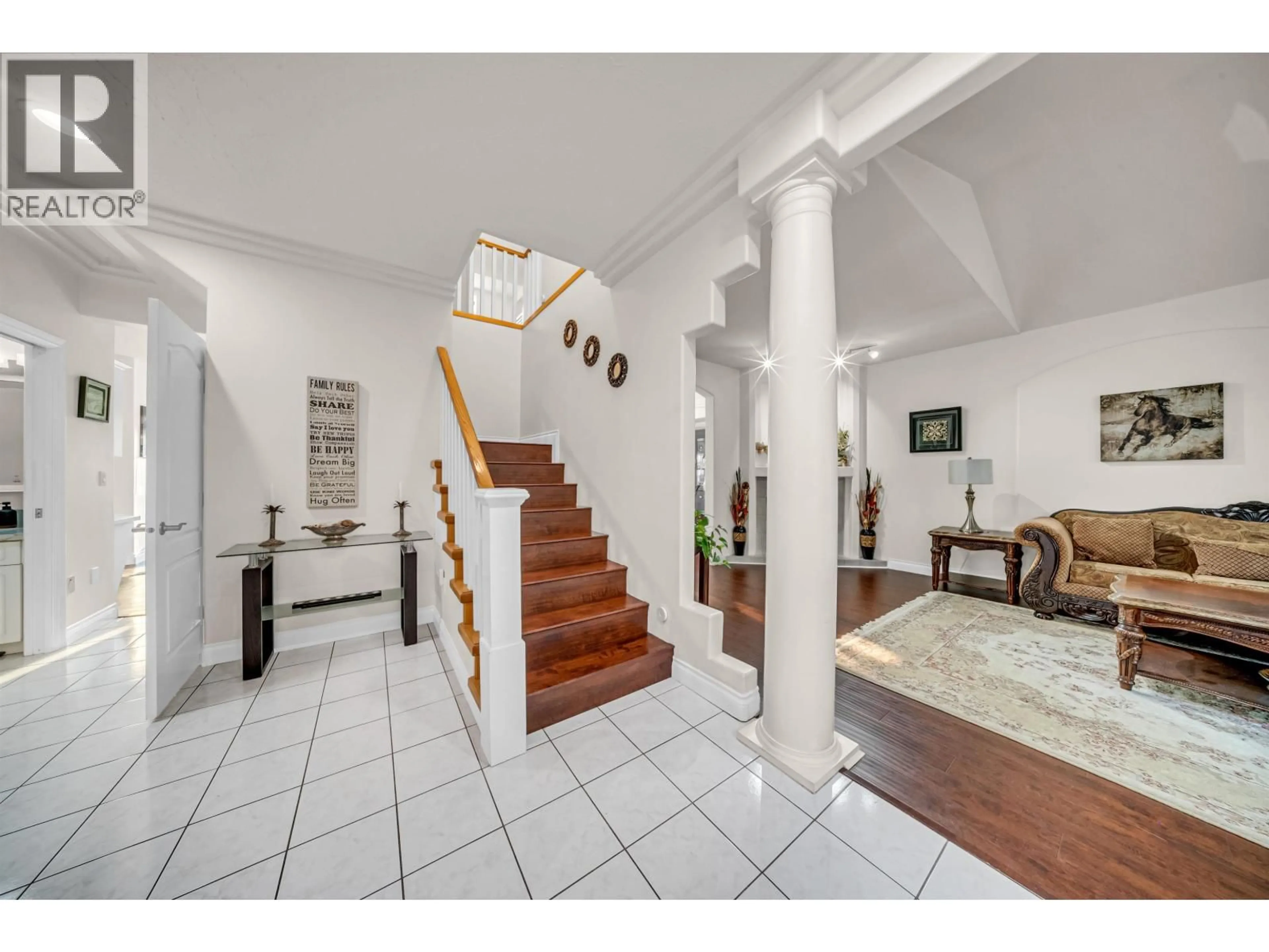 Indoor foyer for 10442 TAMARACK CRESCENT, Maple Ridge British Columbia V2W1B5