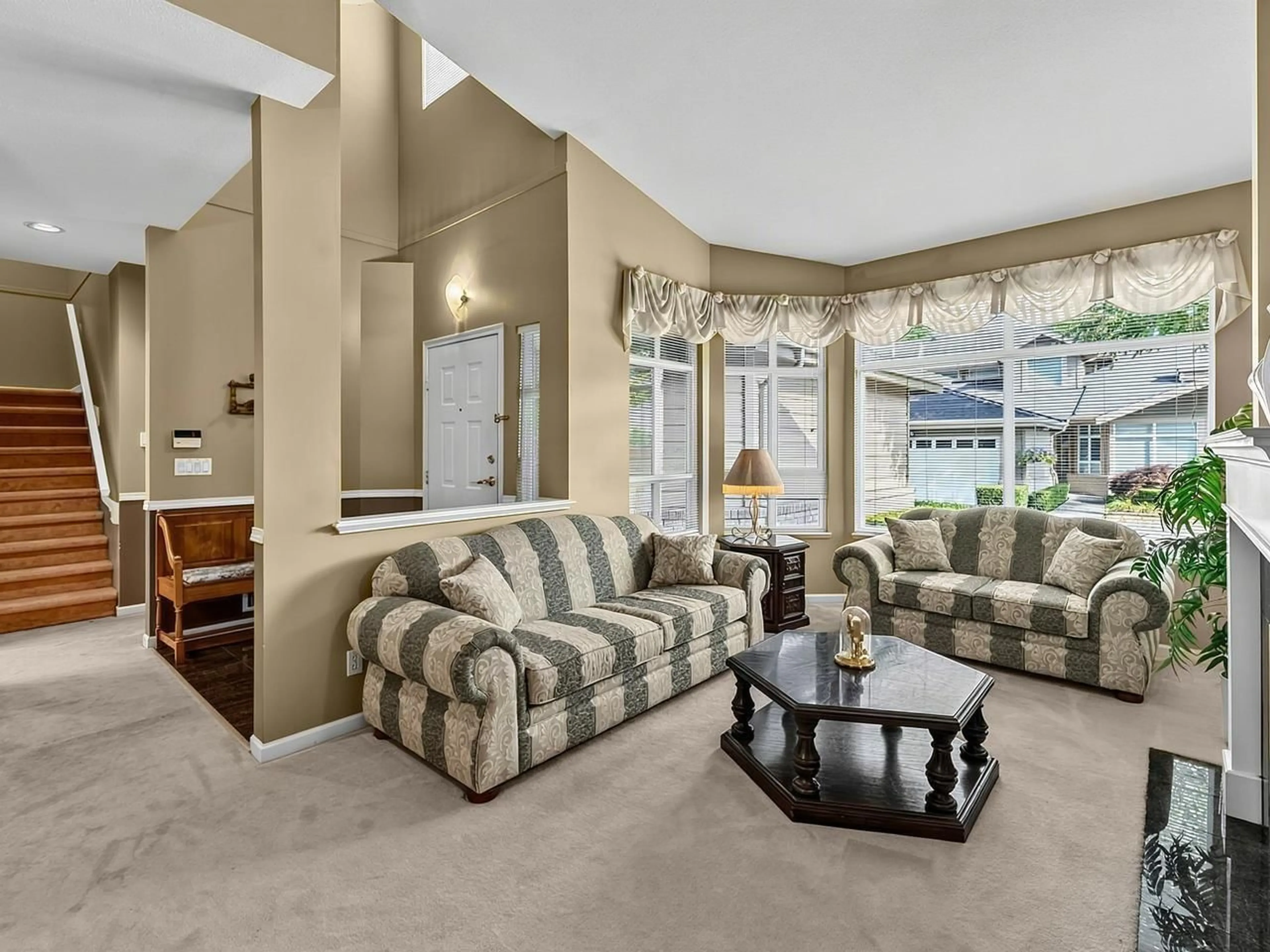 Living room with furniture, unknown for 10 - 15168 22ND AVENUE, Surrey British Columbia V4A9T4
