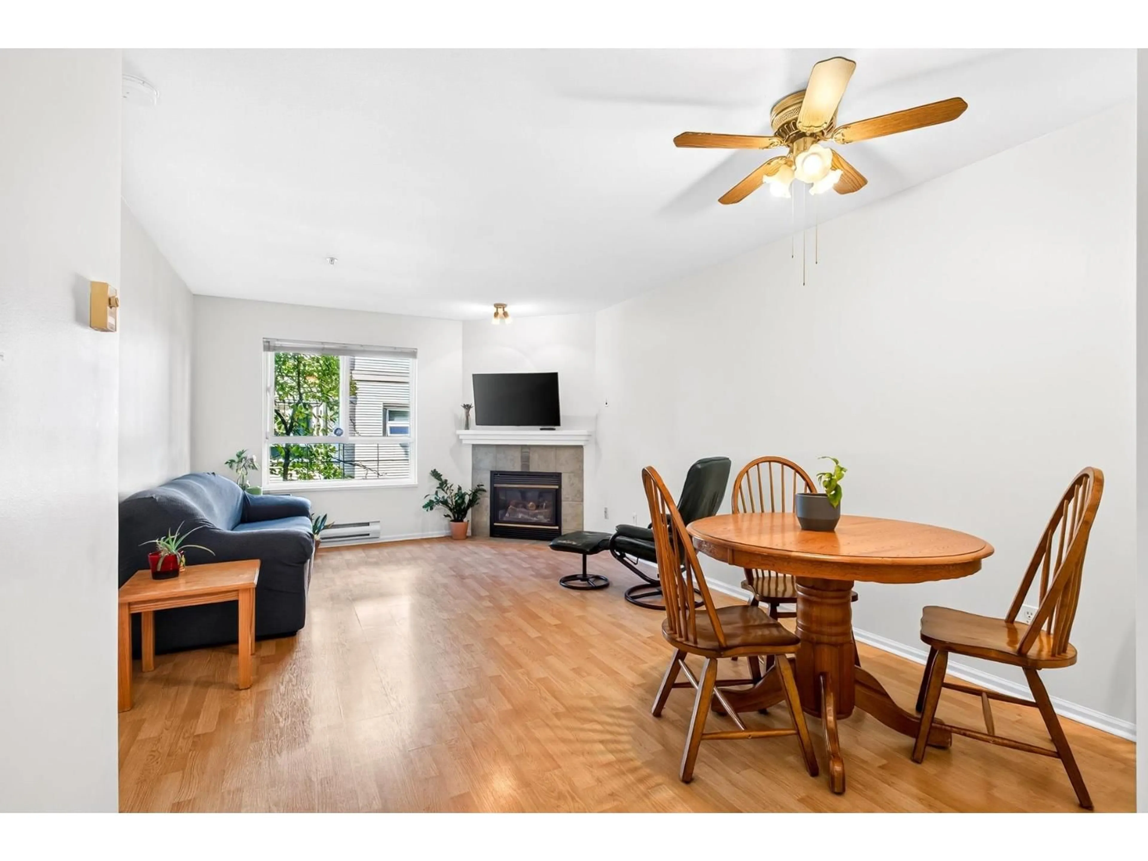 Living room with furniture, wood/laminate floor for 205 - 8110 120A STREET, Surrey British Columbia V3W3P3