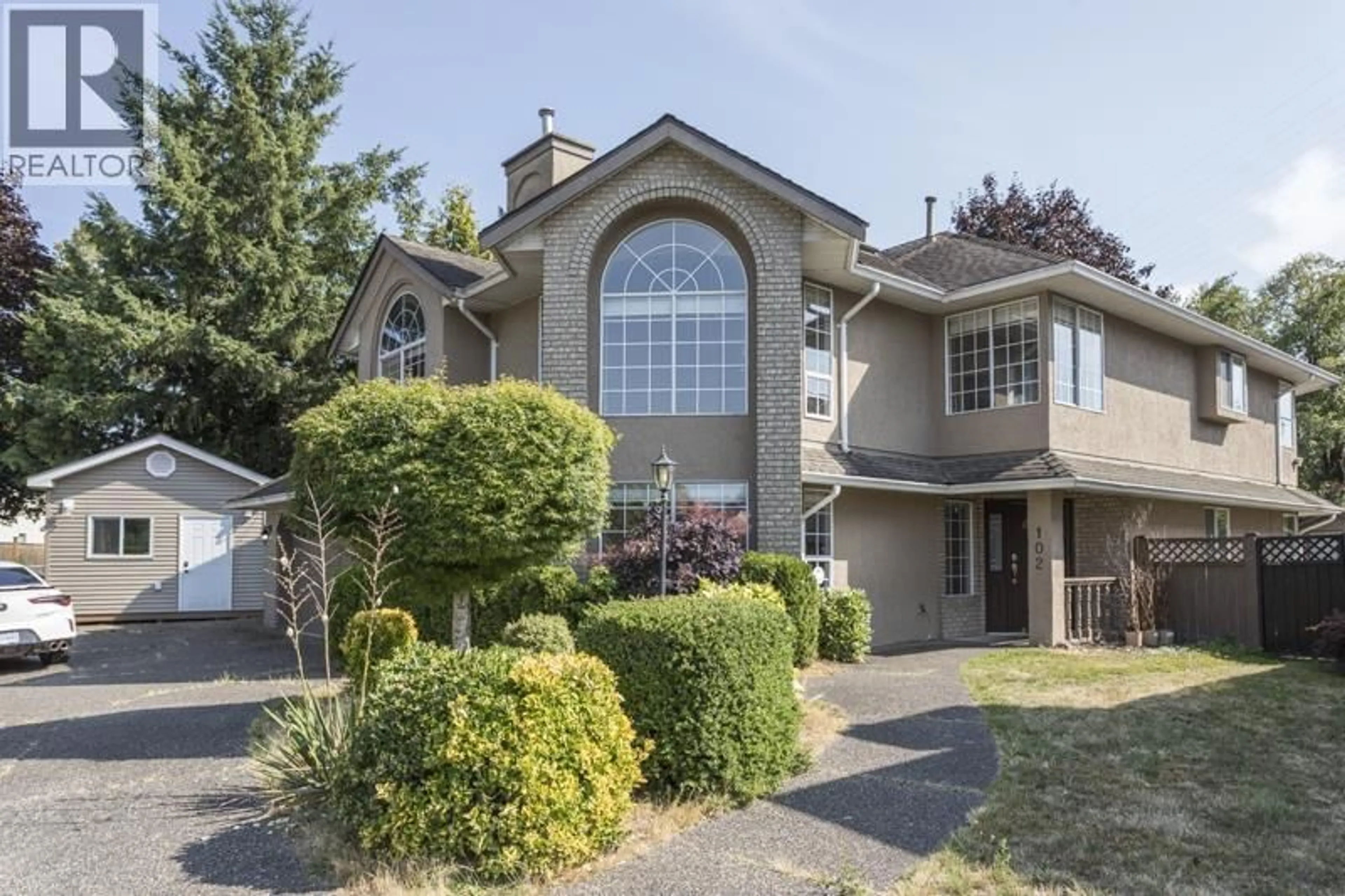 Home with vinyl exterior material, street for 102 VISCOUNT PLACE, New Westminster British Columbia V3M6L4