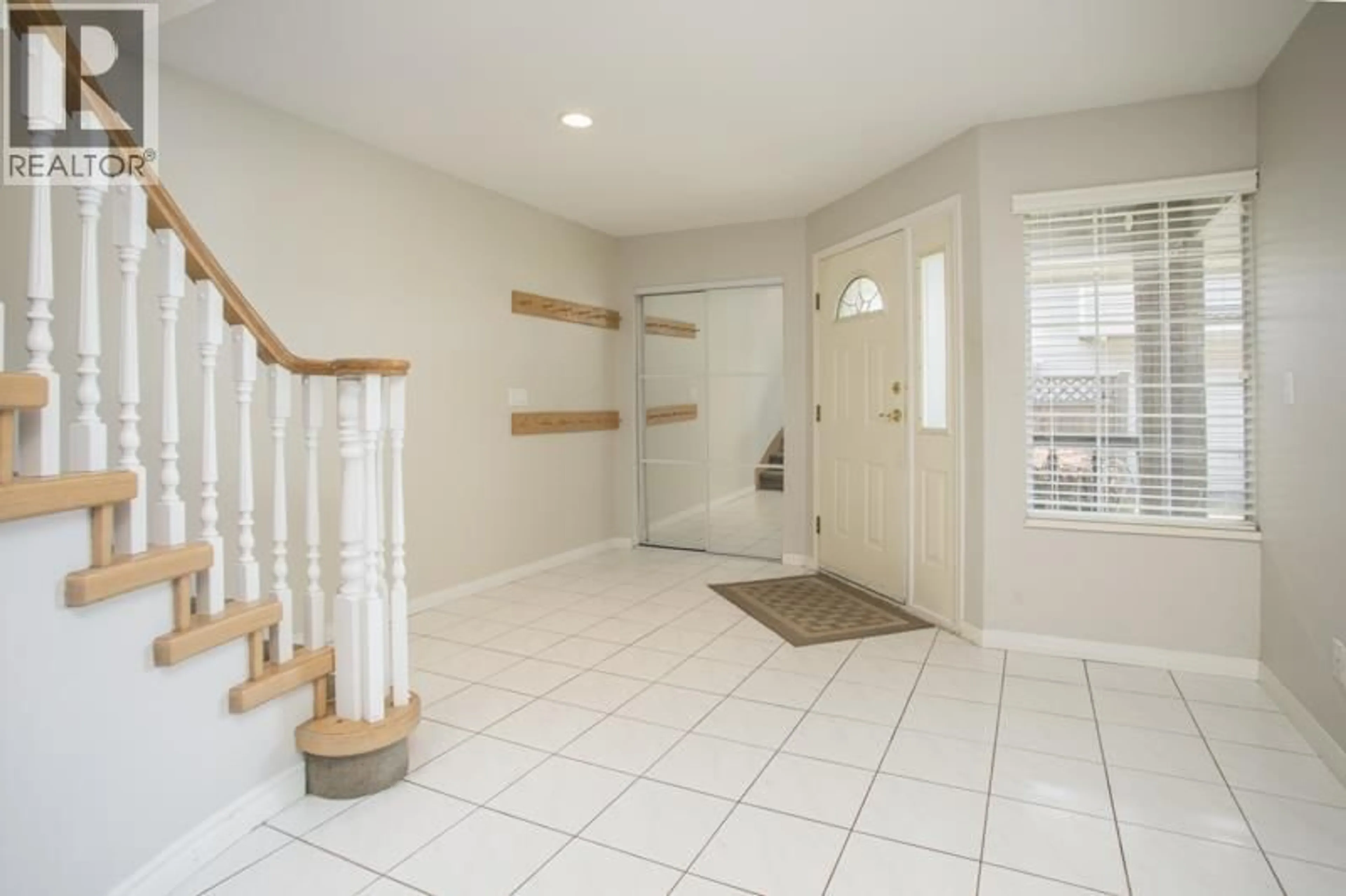 Indoor entryway for 102 VISCOUNT PLACE, New Westminster British Columbia V3M6L4