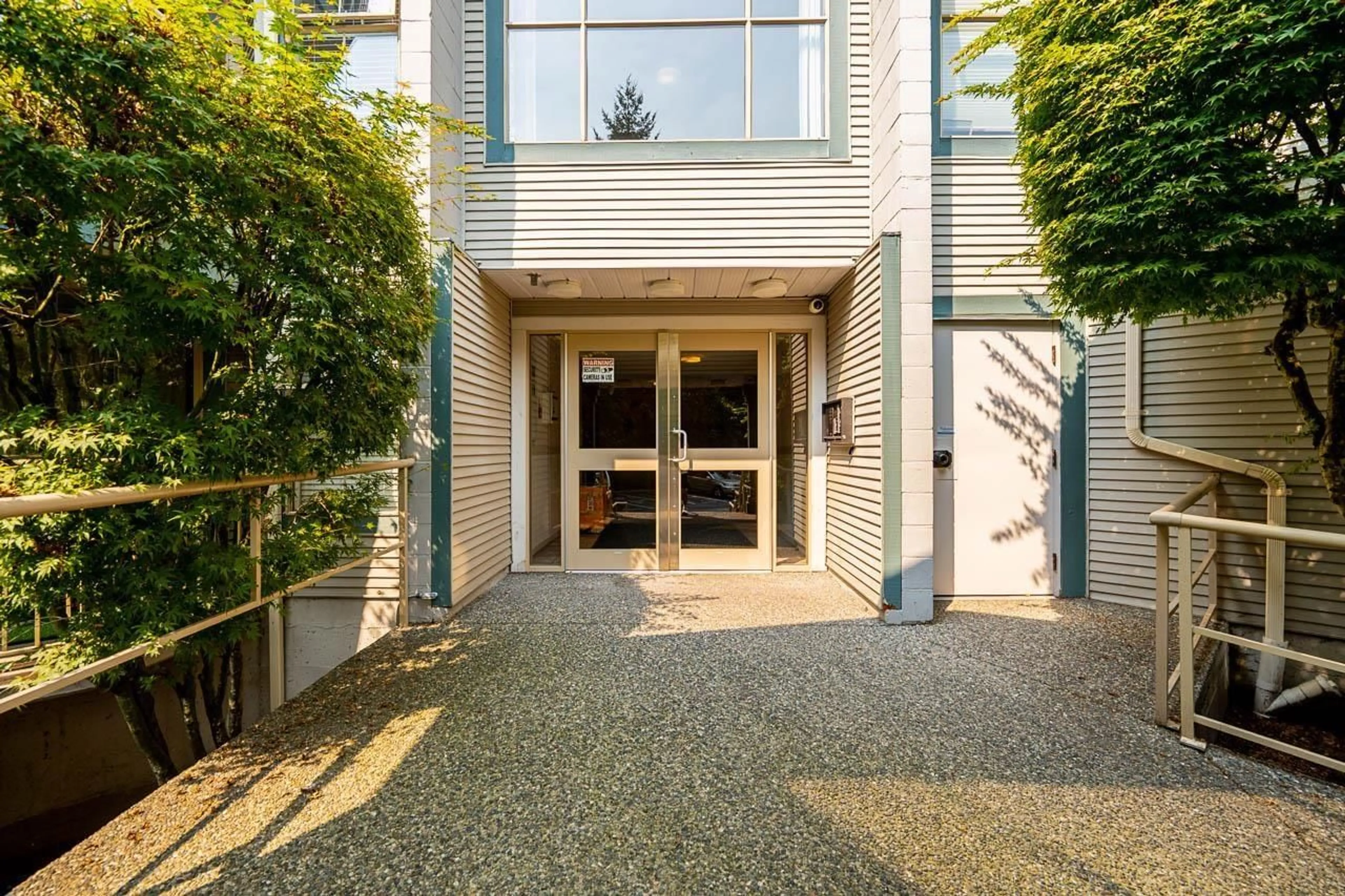Indoor foyer for 105 - 10743 139 STREET, Surrey British Columbia V3T4L8