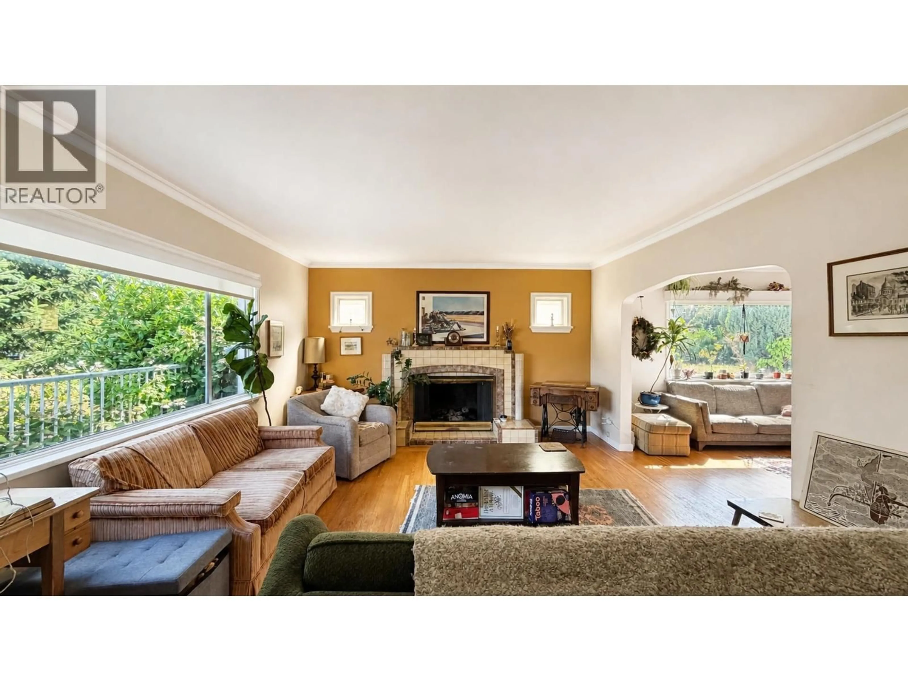 Living room with furniture, wood/laminate floor for 624 30TH AVENUE, Vancouver British Columbia V5Z2J3