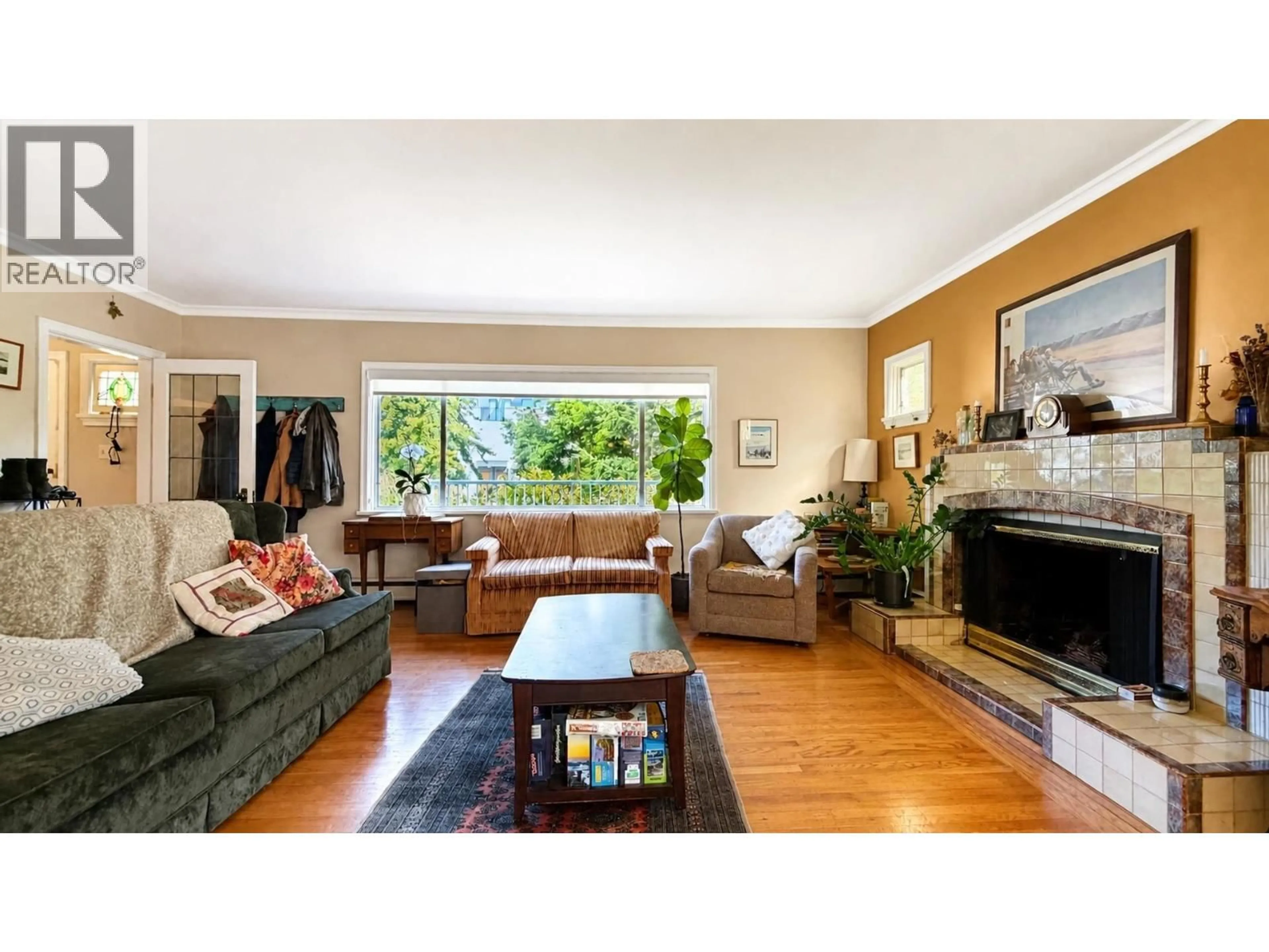 Living room with furniture, wood/laminate floor for 624 30TH AVENUE, Vancouver British Columbia V5Z2J3