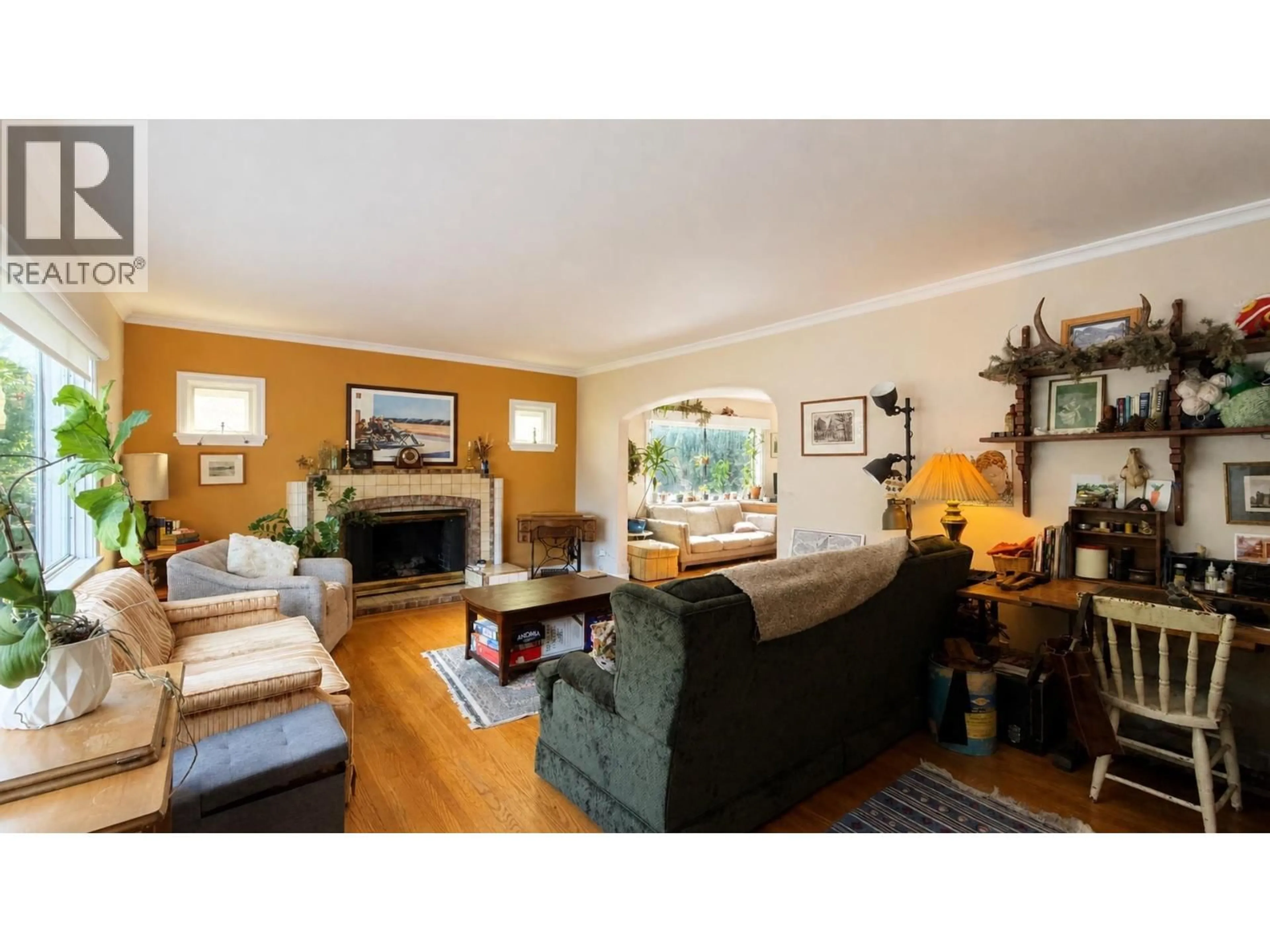 Living room with furniture, wood/laminate floor for 624 30TH AVENUE, Vancouver British Columbia V5Z2J3