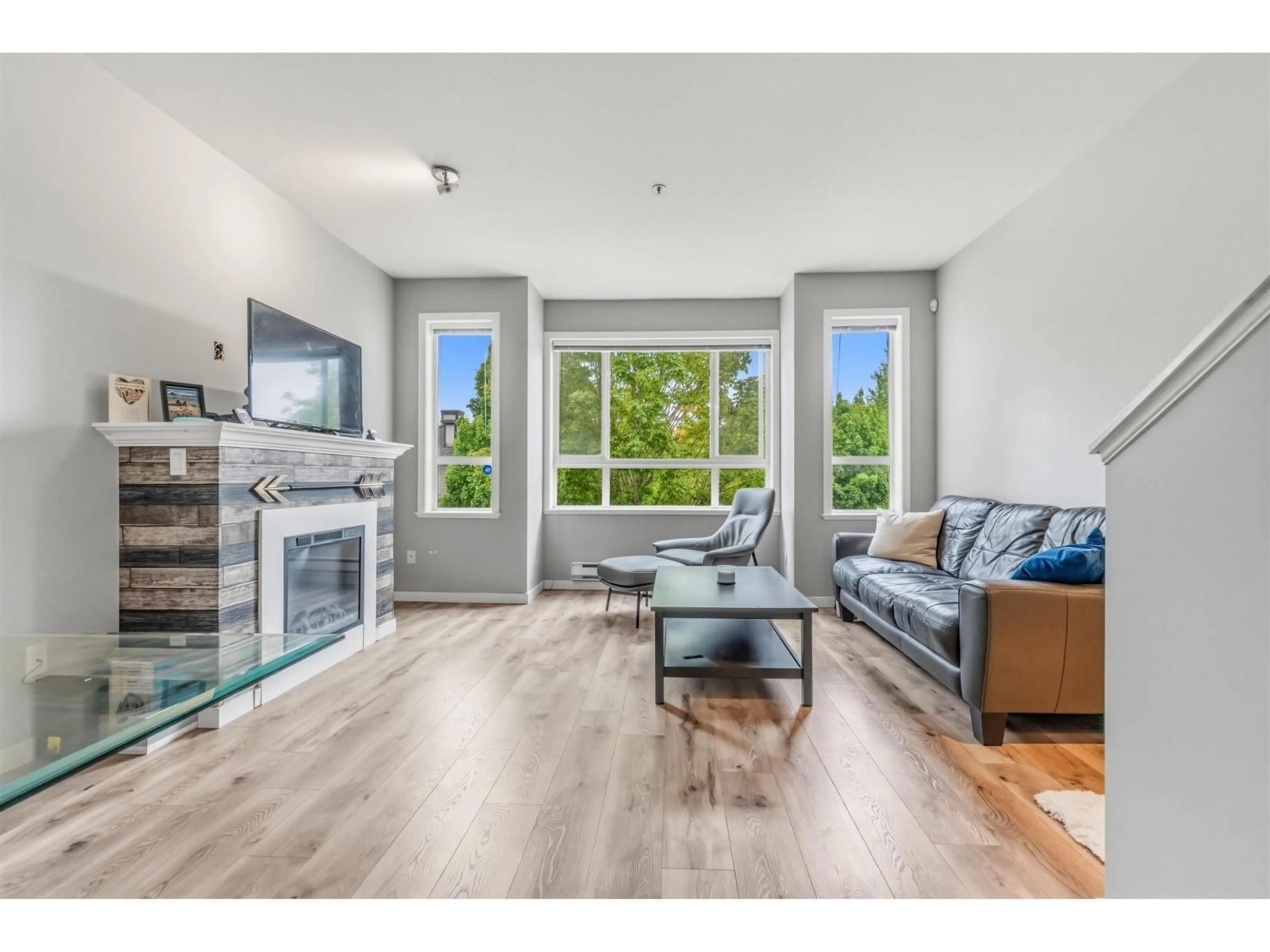 Living room with furniture, wood/laminate floor for 17 - 20159 68 AVENUE, Langley British Columbia V2Y3H9