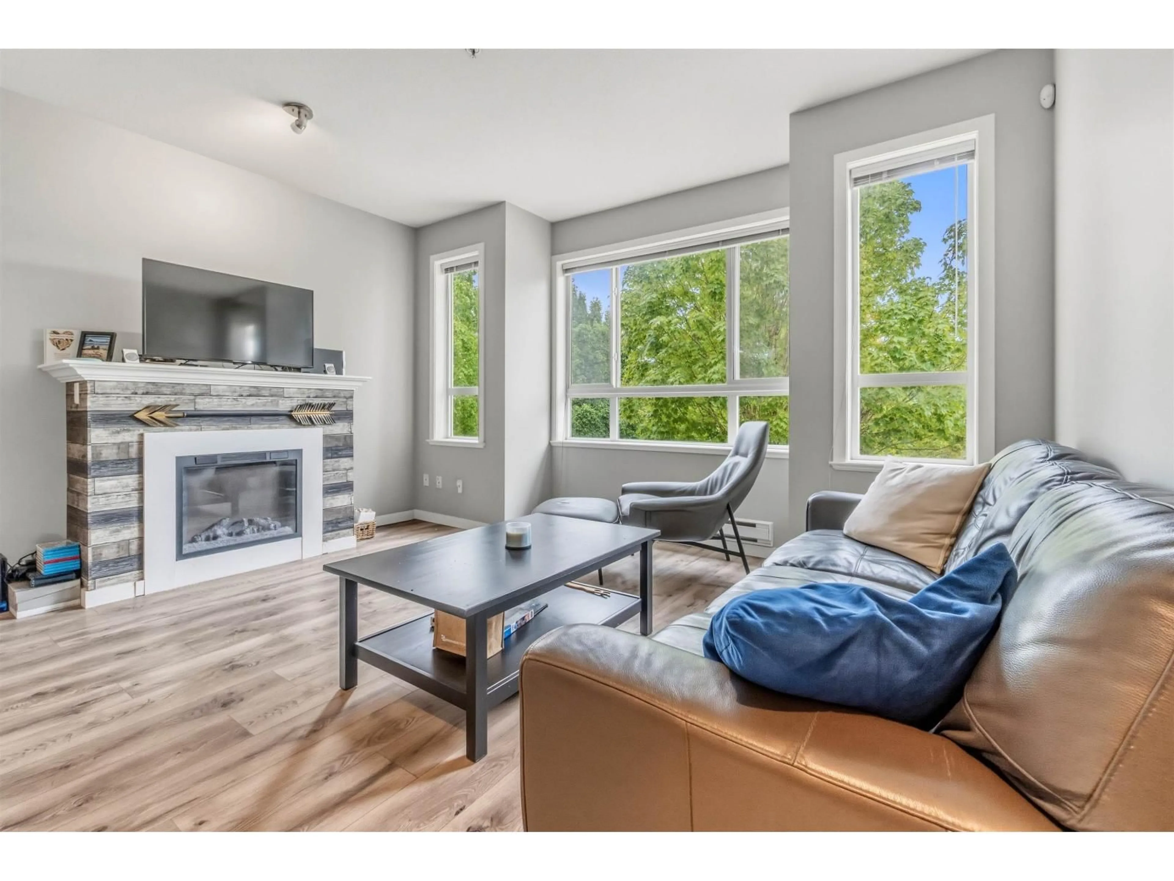 Living room with furniture, wood/laminate floor for 17 - 20159 68 AVENUE, Langley British Columbia V2Y3H9