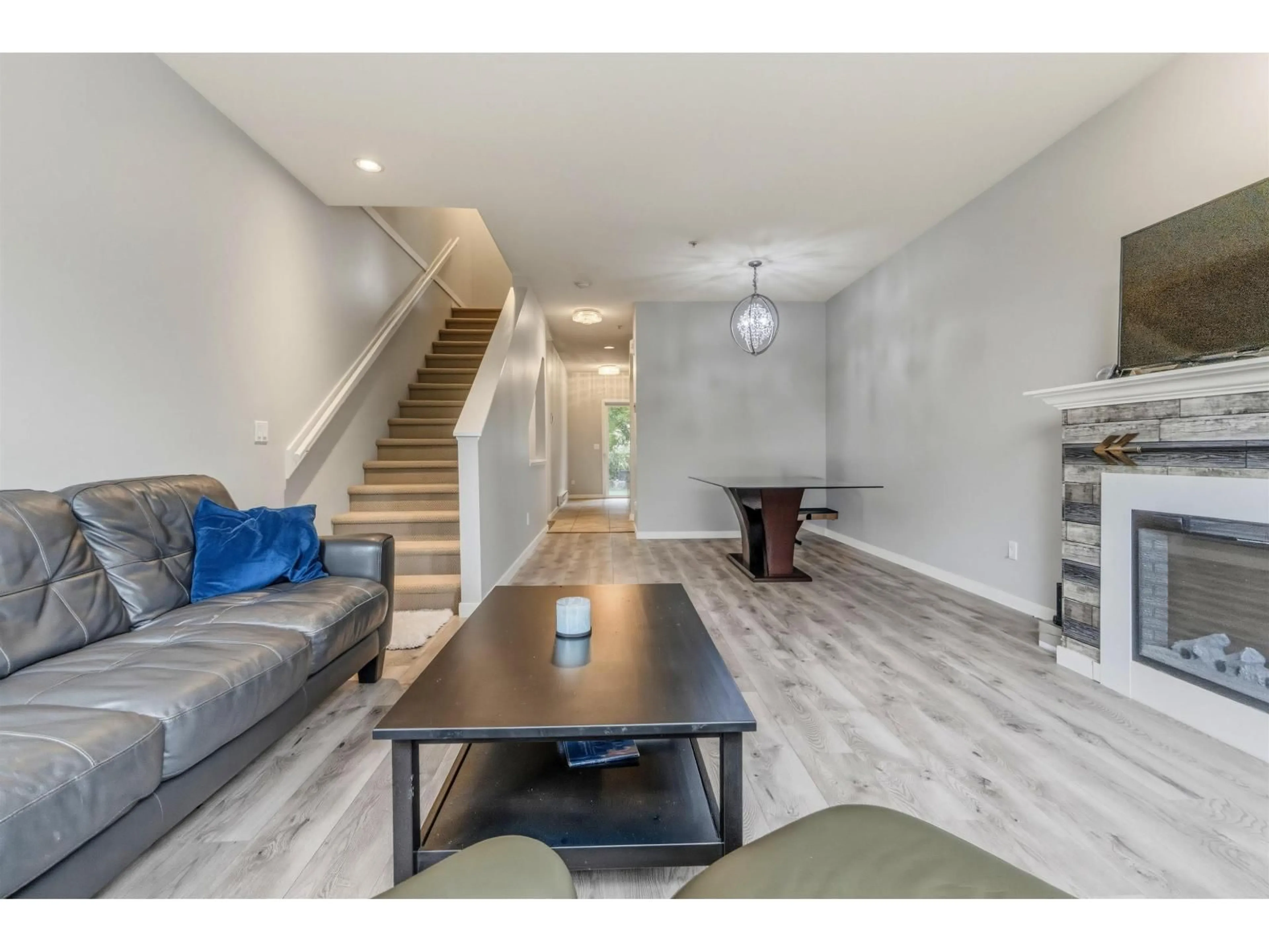 Living room with furniture, wood/laminate floor for 17 - 20159 68 AVENUE, Langley British Columbia V2Y3H9