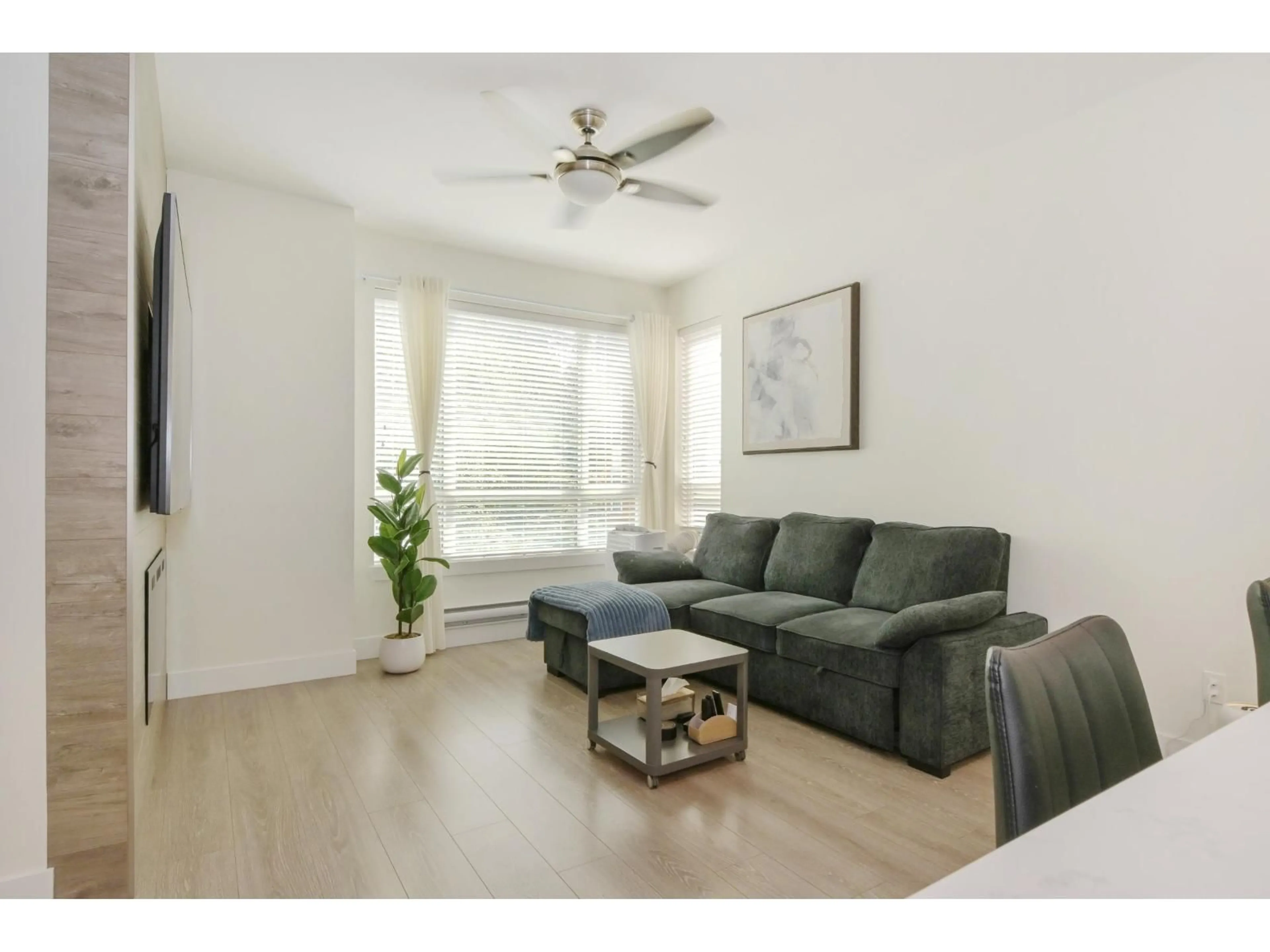 Living room with furniture, wood/laminate floor for 151 - 16433 19 AVENUE, Surrey British Columbia V4A9M5