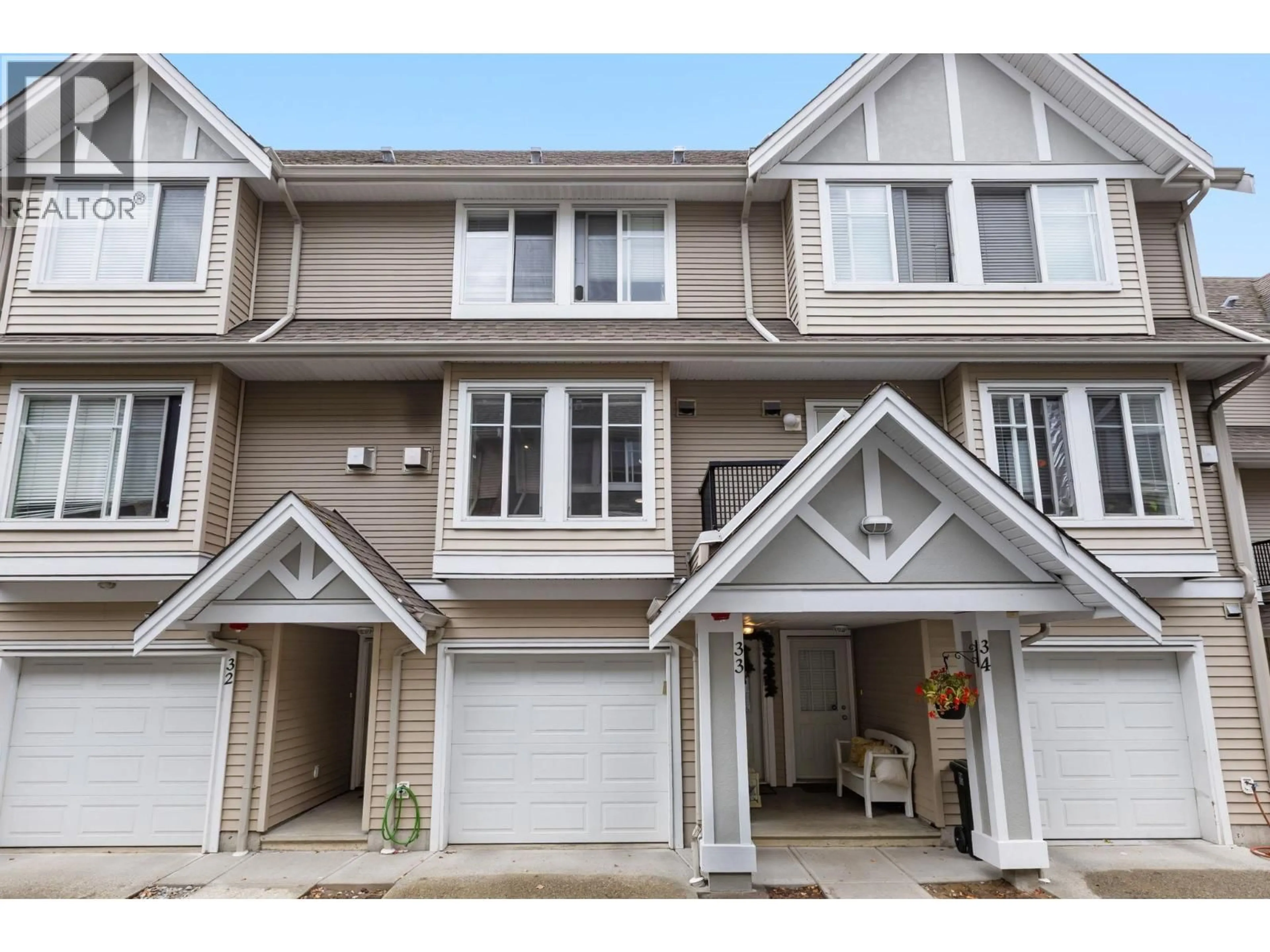 Home with vinyl exterior material, street for 33 - 19141 124 AVENUE, Pitt Meadows British Columbia V3Y2V6