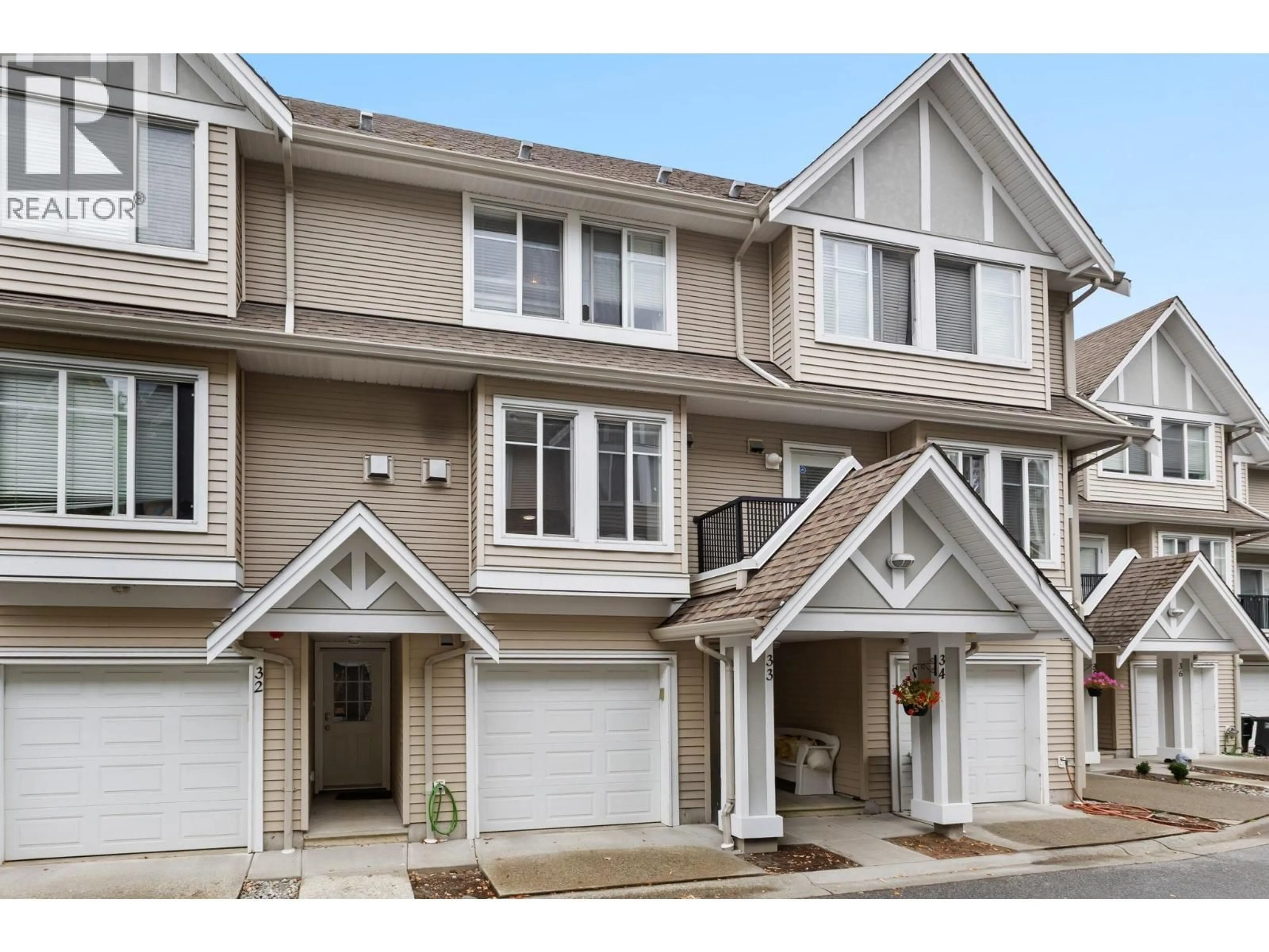 Home with vinyl exterior material, street for 33 - 19141 124 AVENUE, Pitt Meadows British Columbia V3Y2V6