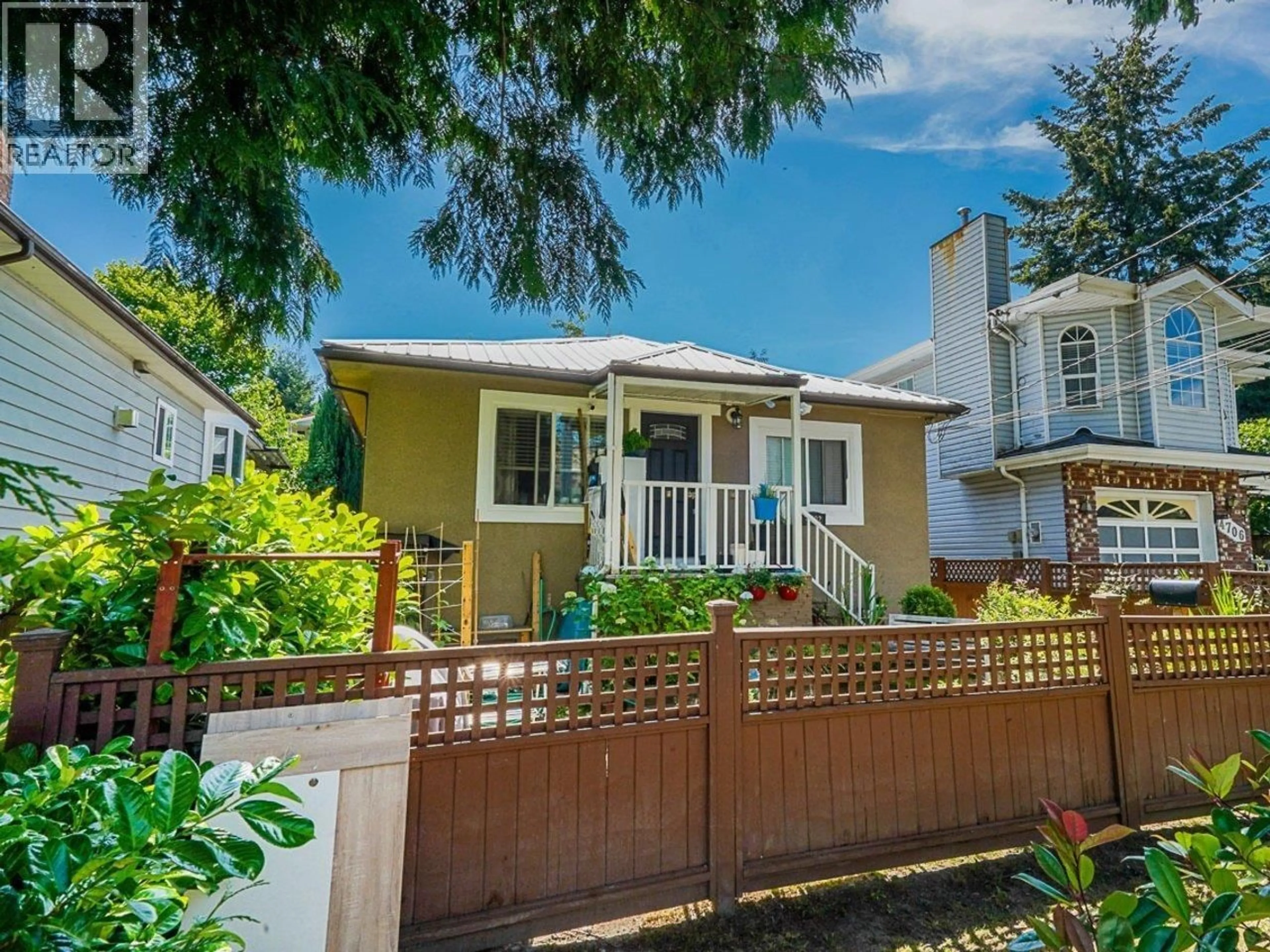 A pic from outside/outdoor area/front of a property/back of a property/a pic from drone, street for 4702 CLARENDON STREET, Vancouver British Columbia V5R3J1