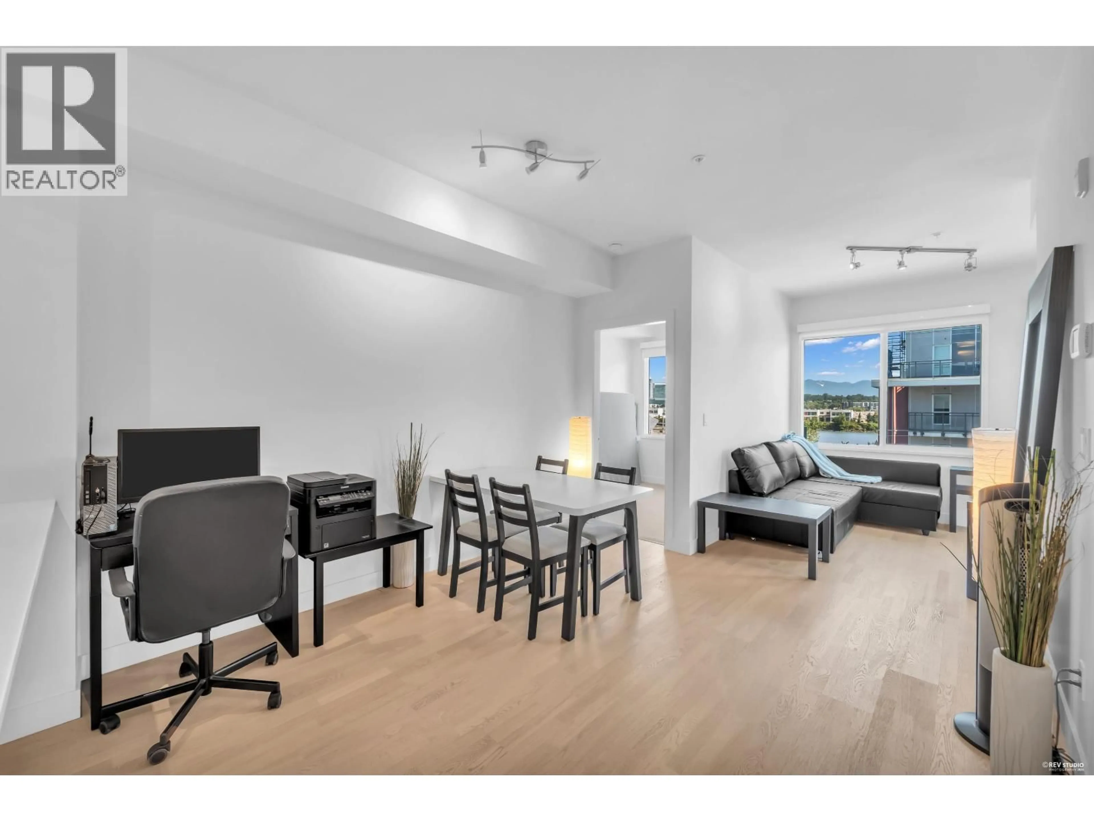Living room with furniture, wood/laminate floor for 509 - 10011 RIVER DRIVE, Richmond British Columbia V6X0N2