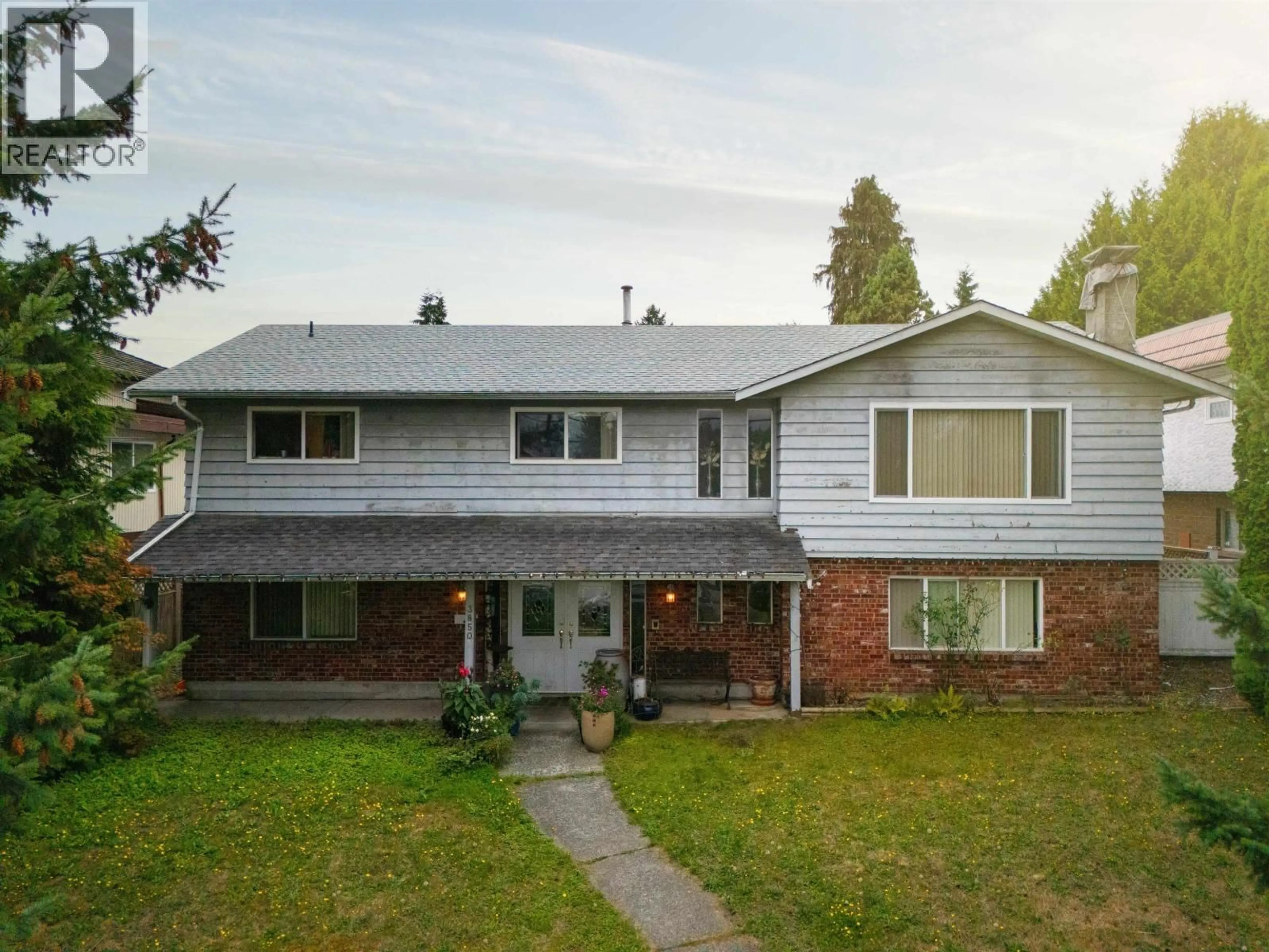 A pic from outside/outdoor area/front of a property/back of a property/a pic from drone, street for 3850 MOSCROP STREET, Burnaby British Columbia V5G2C9