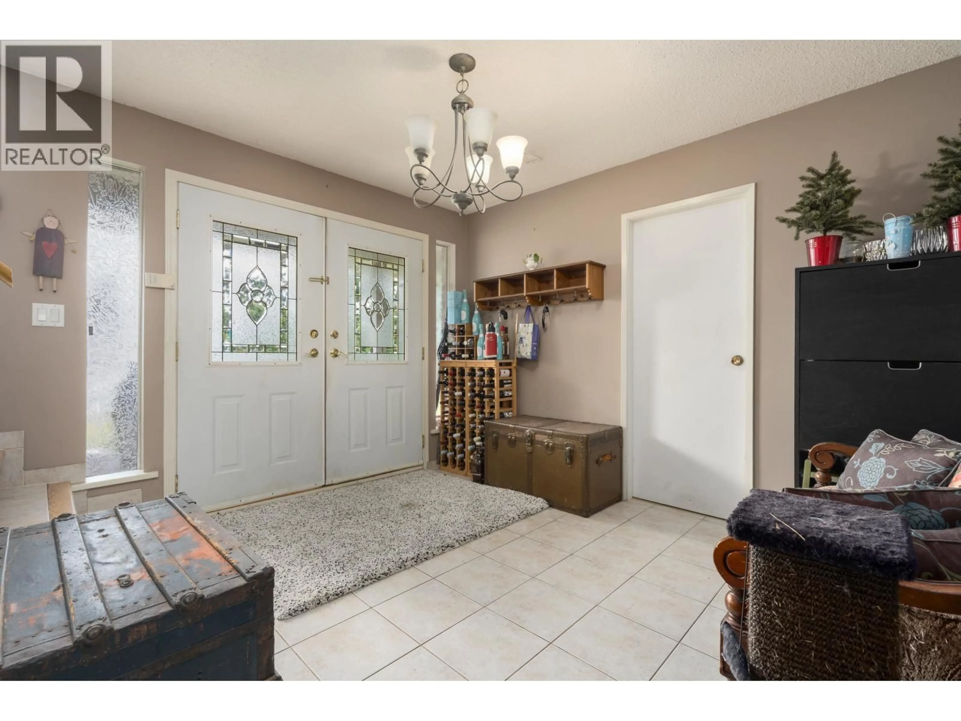 Indoor entryway for 3850 MOSCROP STREET, Burnaby British Columbia V5G2C9