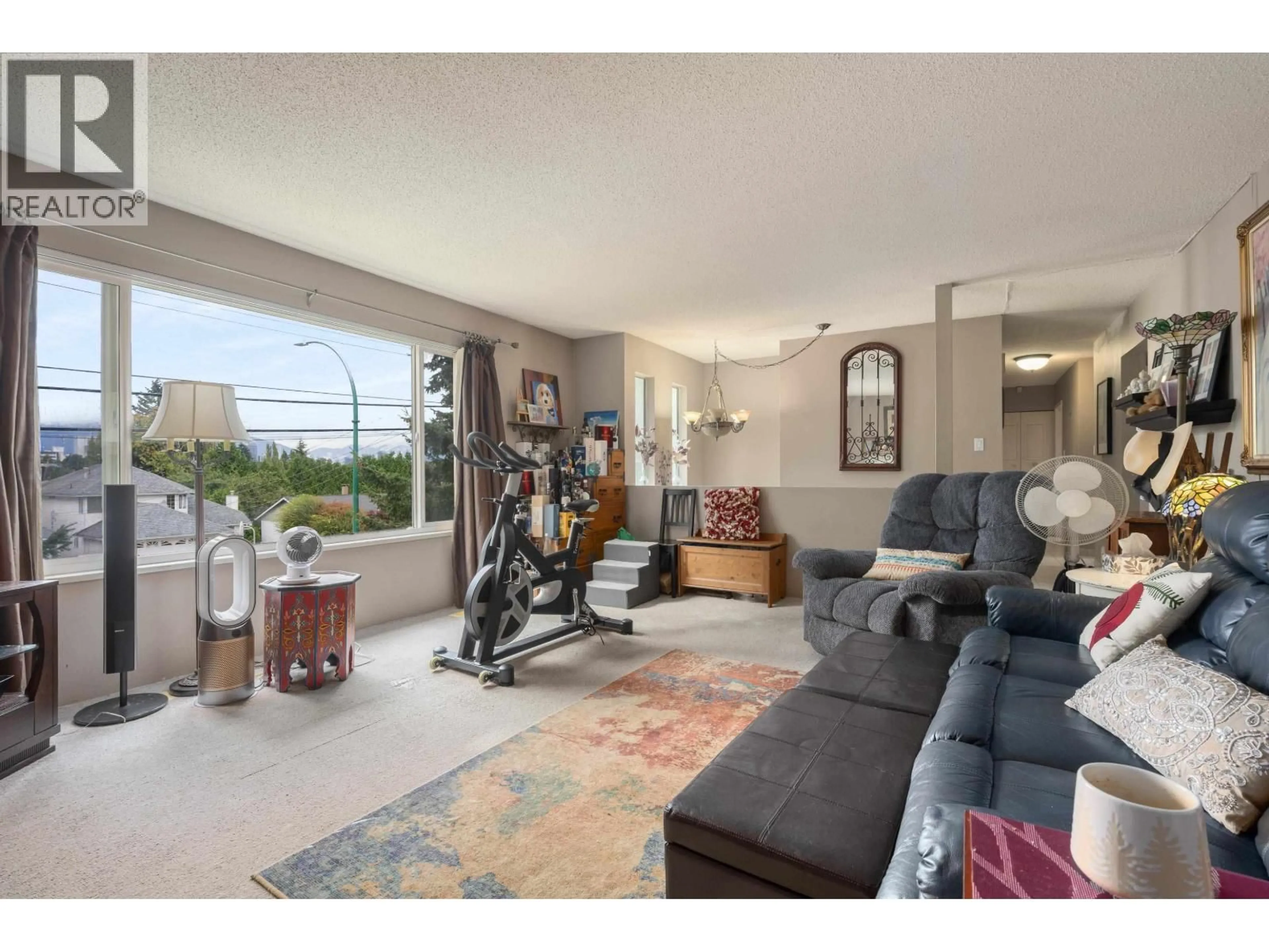 Living room with furniture, unknown for 3850 MOSCROP STREET, Burnaby British Columbia V5G2C9
